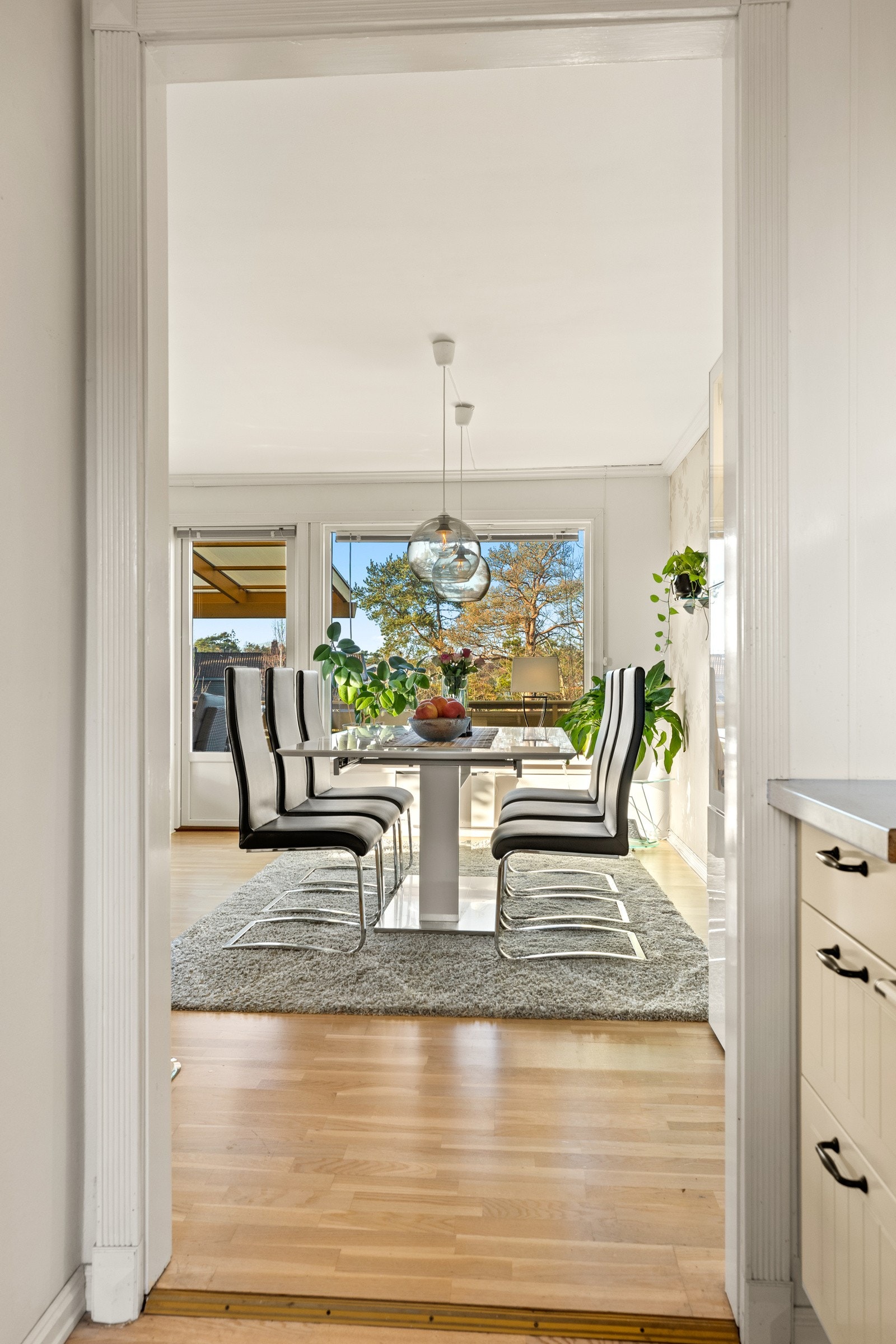 Det er god plass til stort spisebord Galleribilde