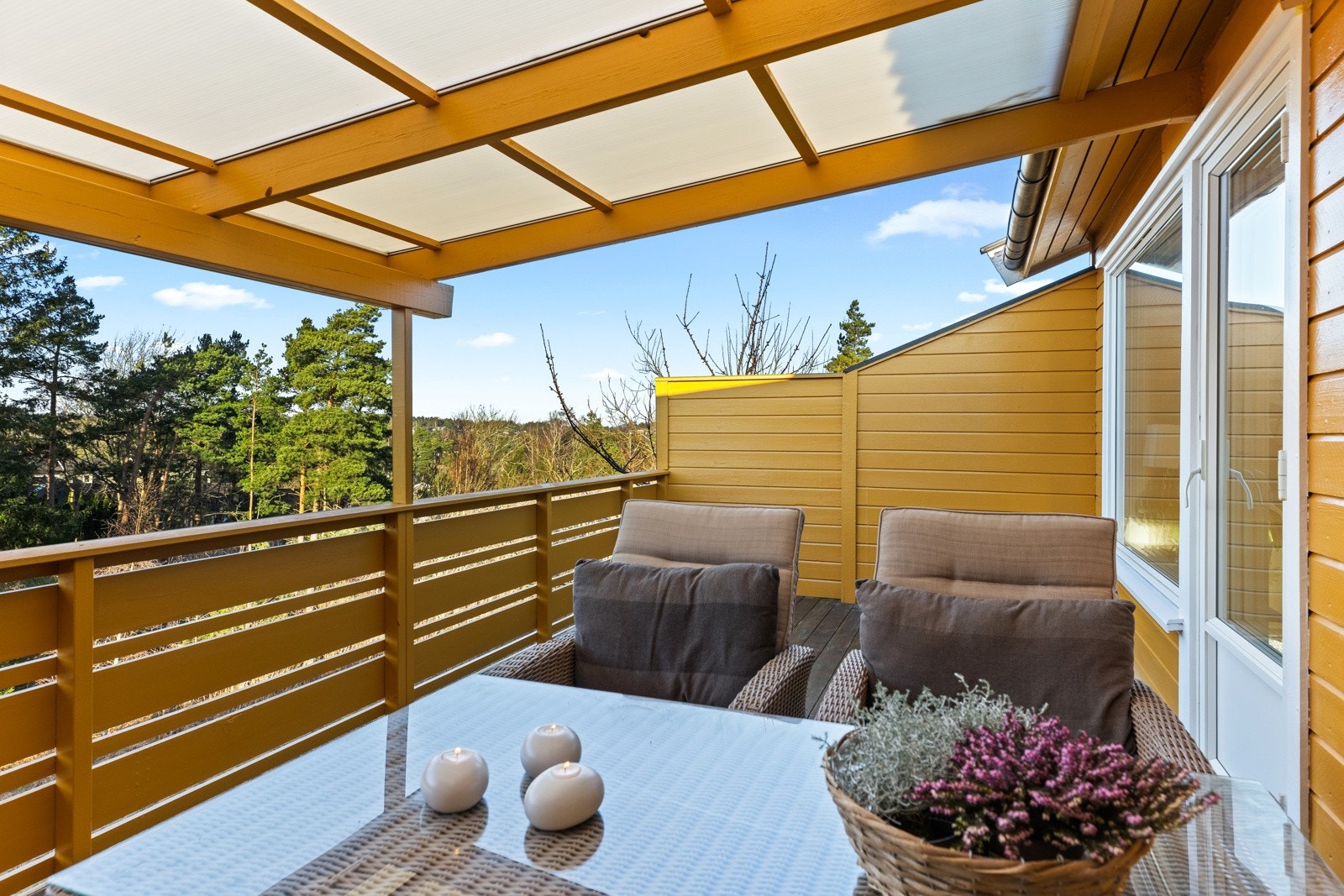 Det er fin veranda ut fra begge etasjer Galleribilde