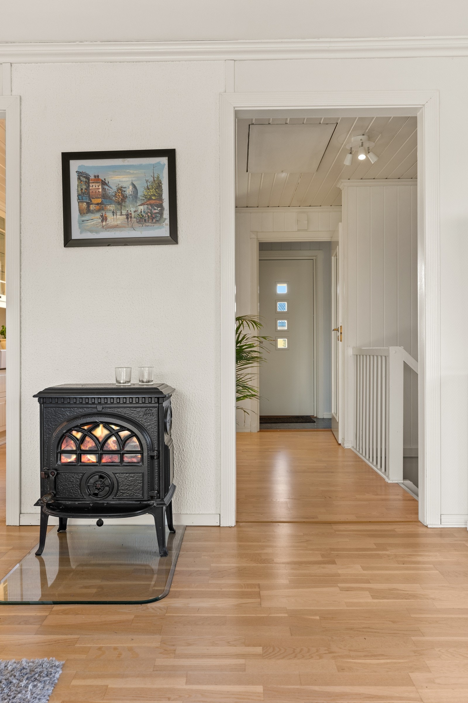 Boligen har hyggelig peis som deler stuen Galleribilde