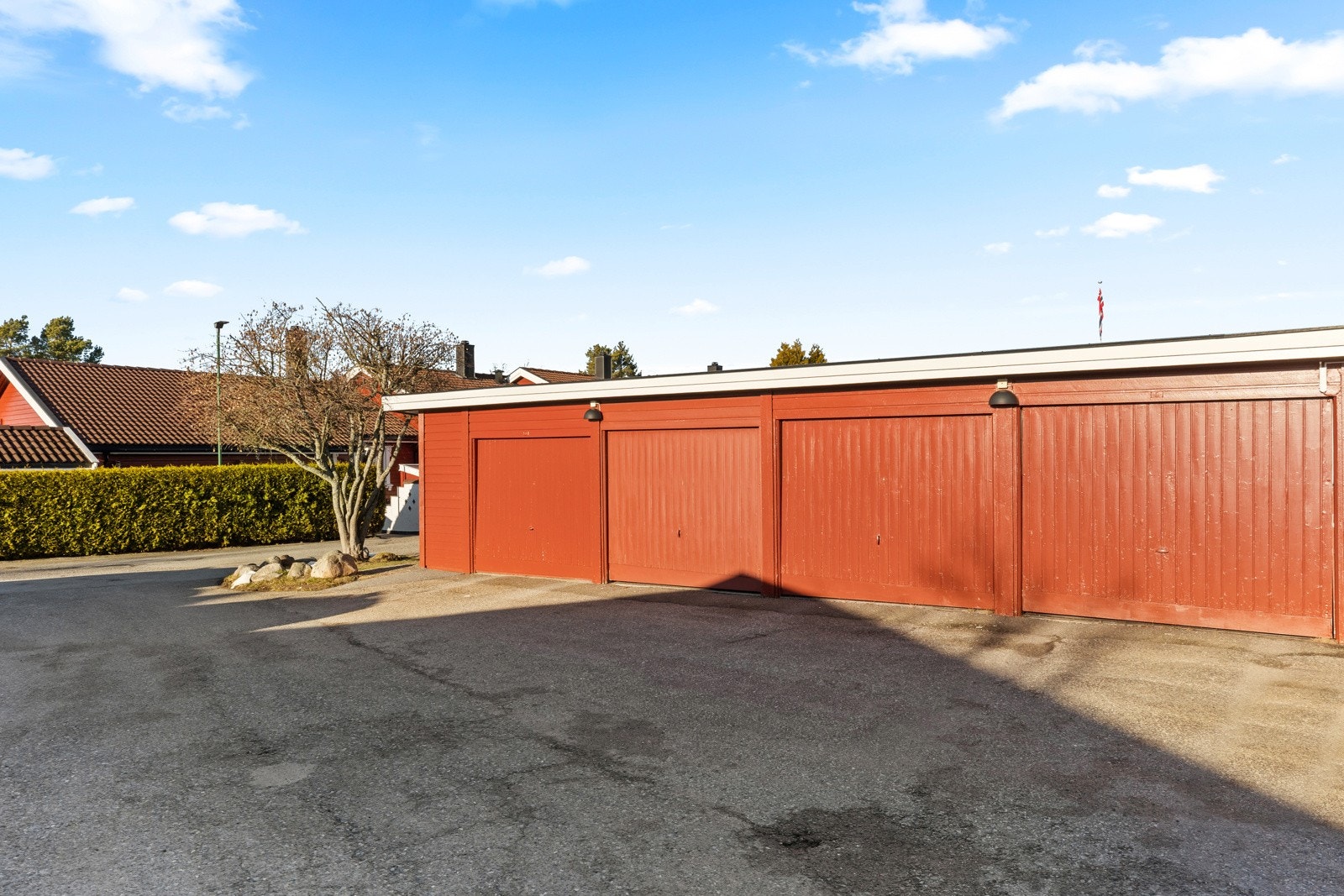 Borettslaget disponerer garasjer, det er også biloppstillingsplasser Galleribilde