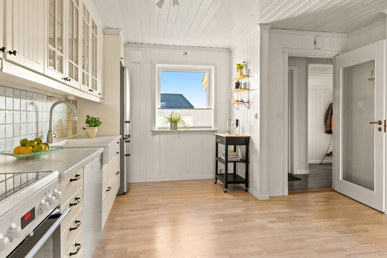 På kjøkkenet er det plass til frokostbord Galleribilde