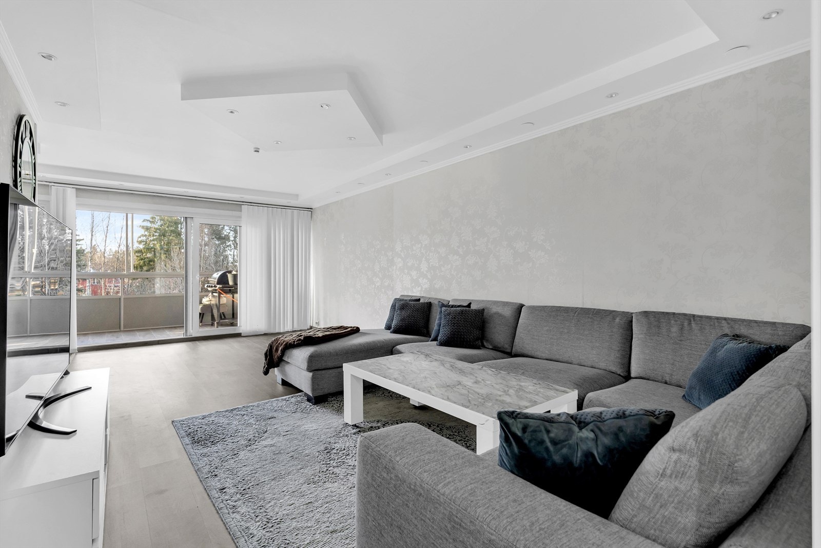 Store vinduer tilfører rommet godt med naturlig lys. Galleribilde