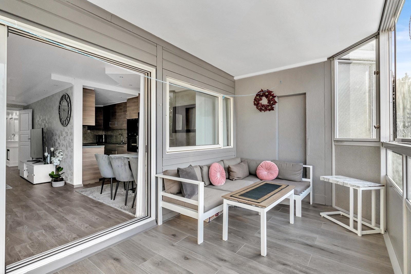 Romslig innglasset balkong mot vest gir herlige solforhold. Galleribilde