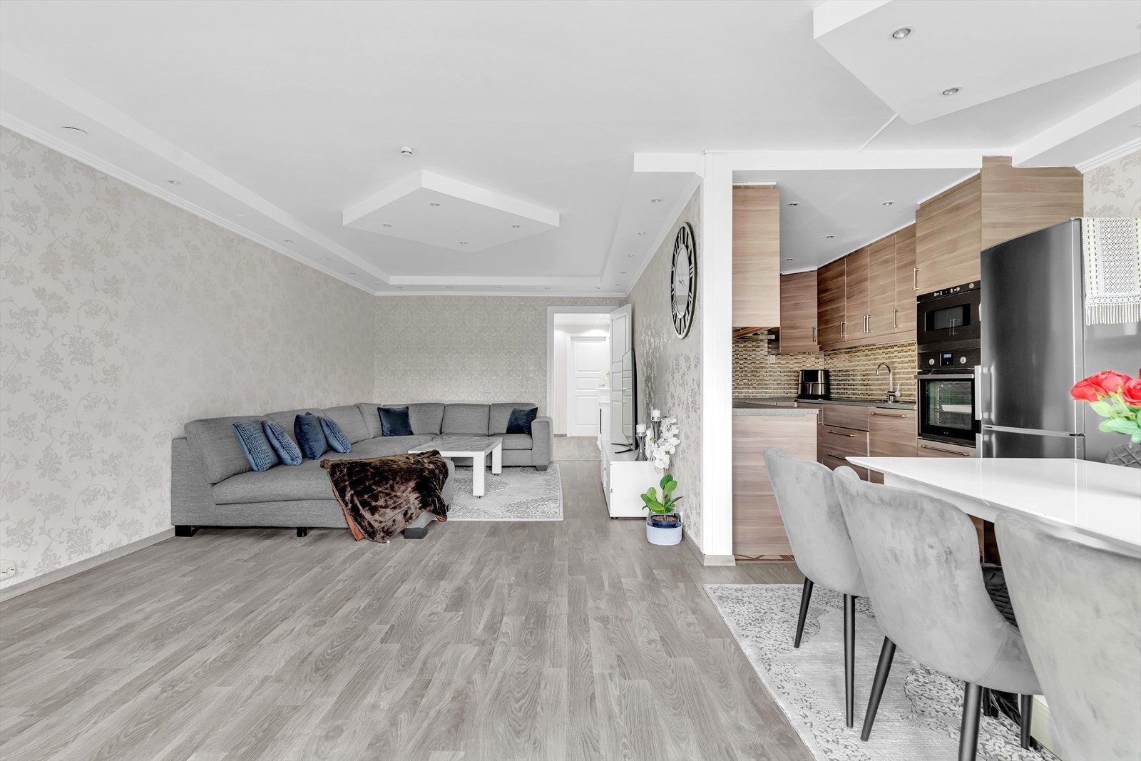 Dette er en attraktiv 4-roms leilighet med stor, innglasset balkong og god planløsning! Galleribilde