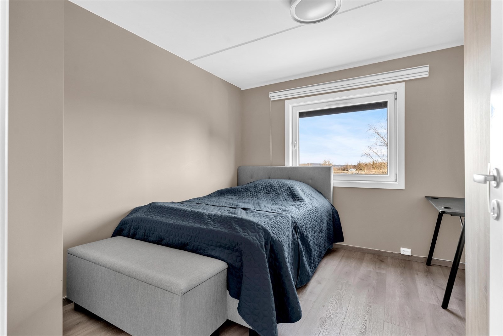 Store vindusflater gir rikelig med naturlig lys. Galleribilde