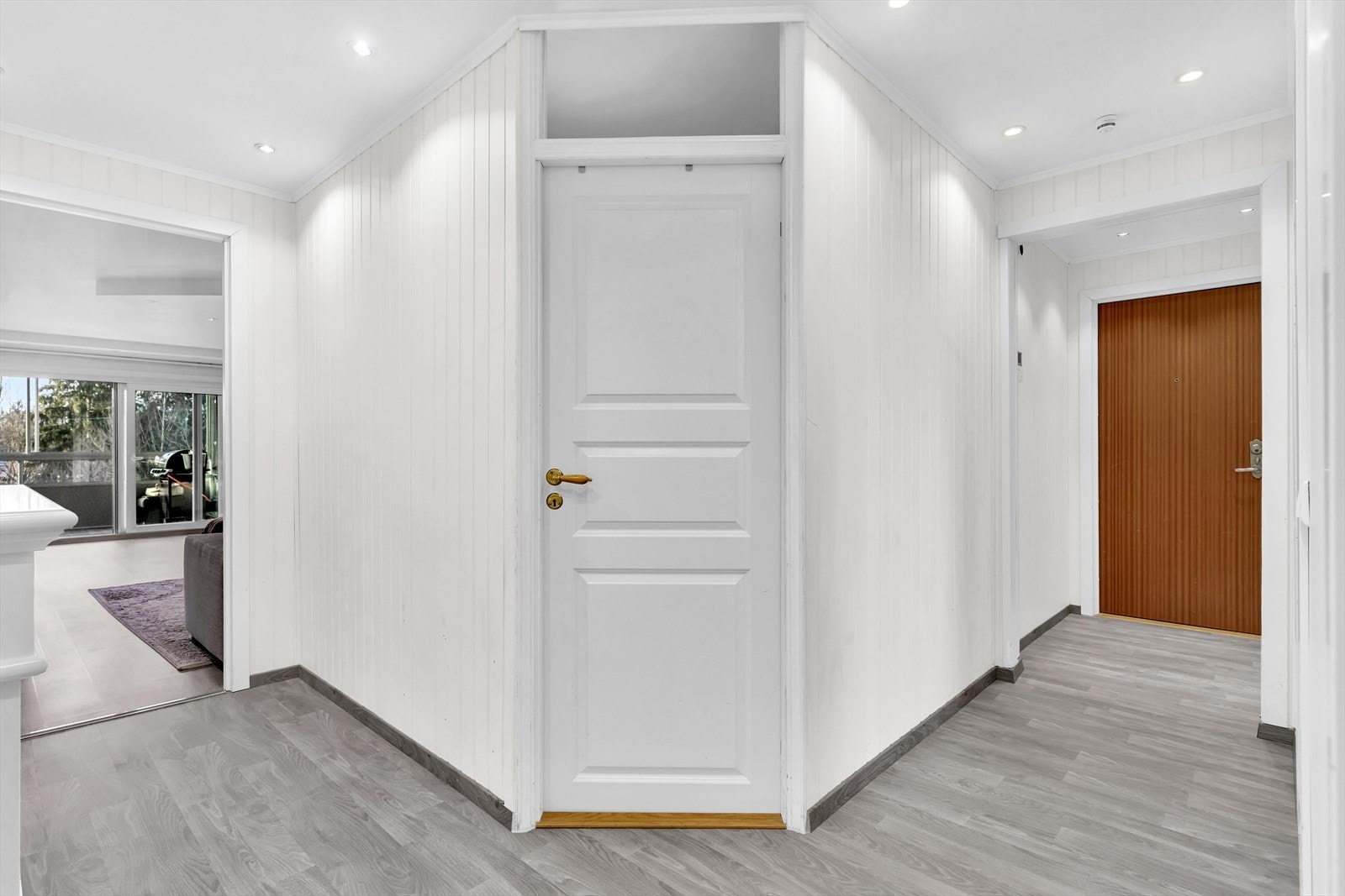 Lys og romslig entré med god plass til garderobeløsning. Galleribilde