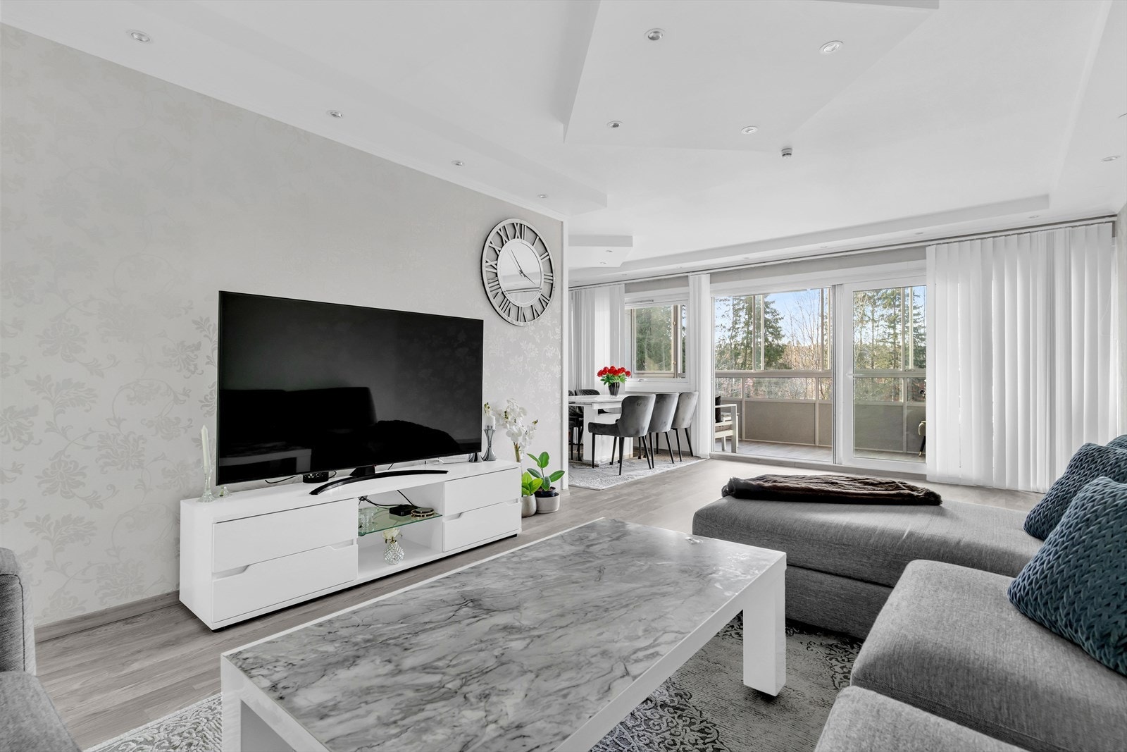 Leiligheten har pene overflater, og en romslig stue med god plass til sofagruppe og tilhørende mediemøblement. Galleribilde