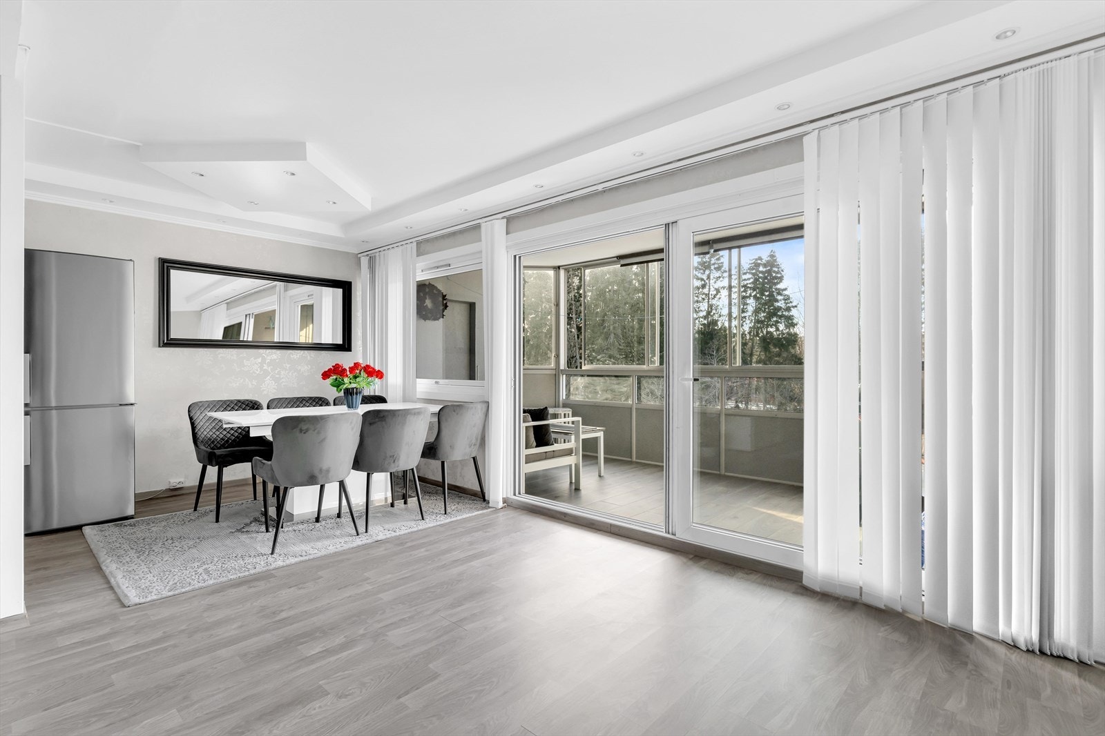 Fra stuen har du adkomst til en romslig, innglasset balkong med plass til utemøblement i flere soner. Galleribilde