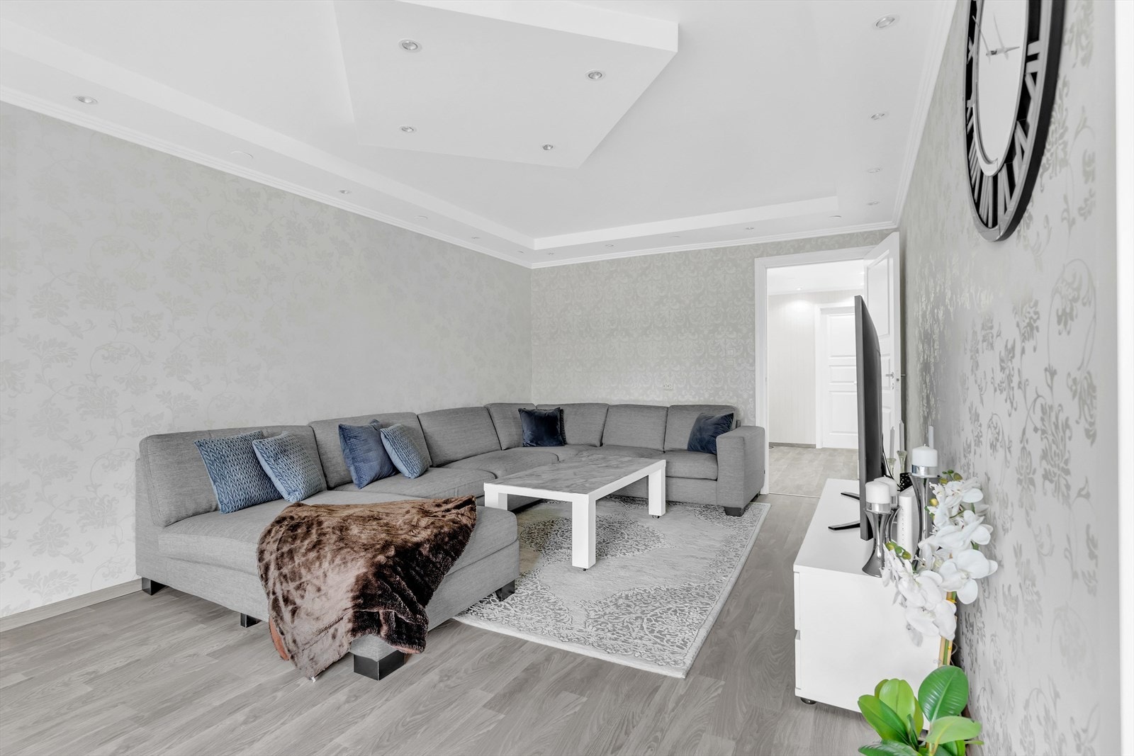 I stuen er det godt med naturlig lysinnslipp fra de store vindusflatene, i tillegg er det downlights i himling for å supplere med dagslyset. Galleribilde