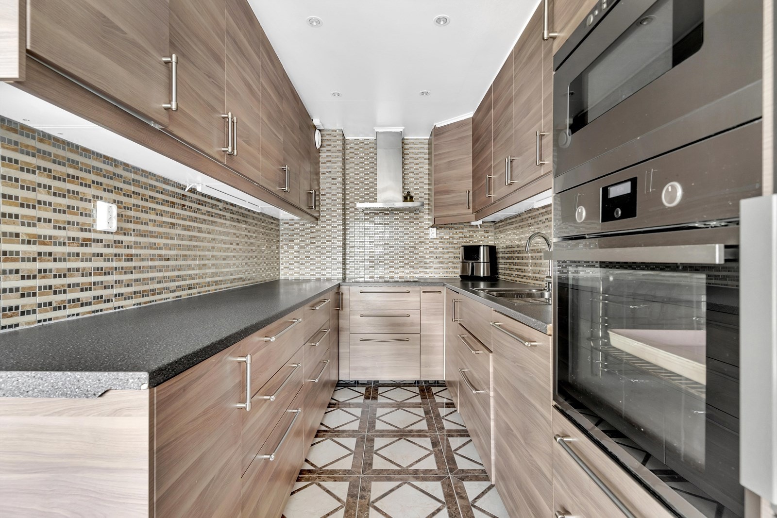 Kjøkkeninnredning består av slette fronter, laminat benkeplate, nedfelt oppvaskkum og 1-greps blandebatteri. Integrert ovn, mikro, oppvaskmaskin og platetopp. Frittstående kjøl/frys. Galleribilde