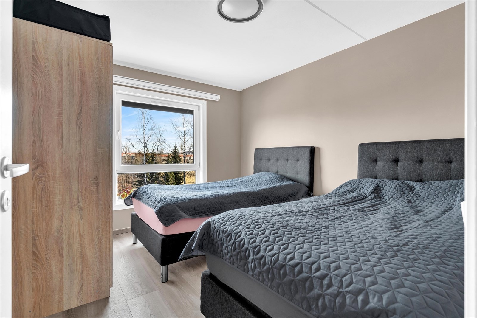 Leiligheten har tre romslige soverom, med gode muligheter for fleksibel innredning. Galleribilde