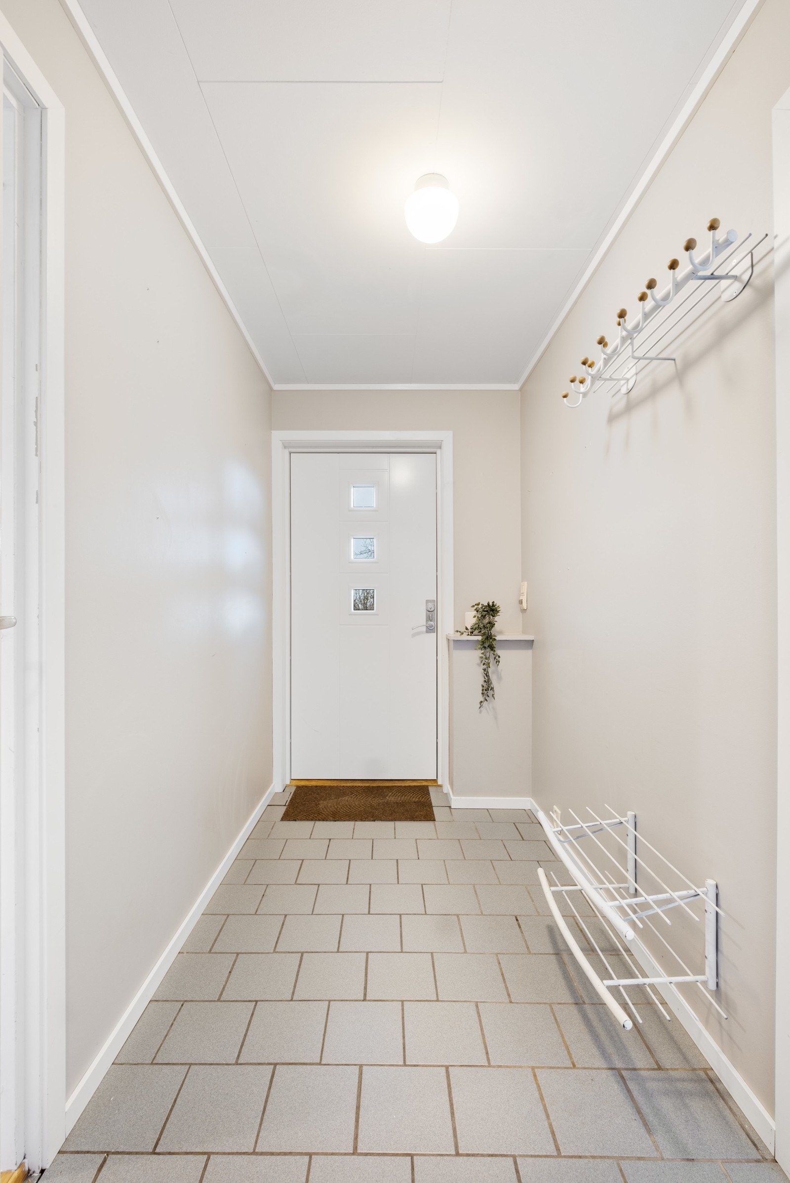 Boligens inngangsparti er flislagt med varmekabler i gulvet Galleribilde