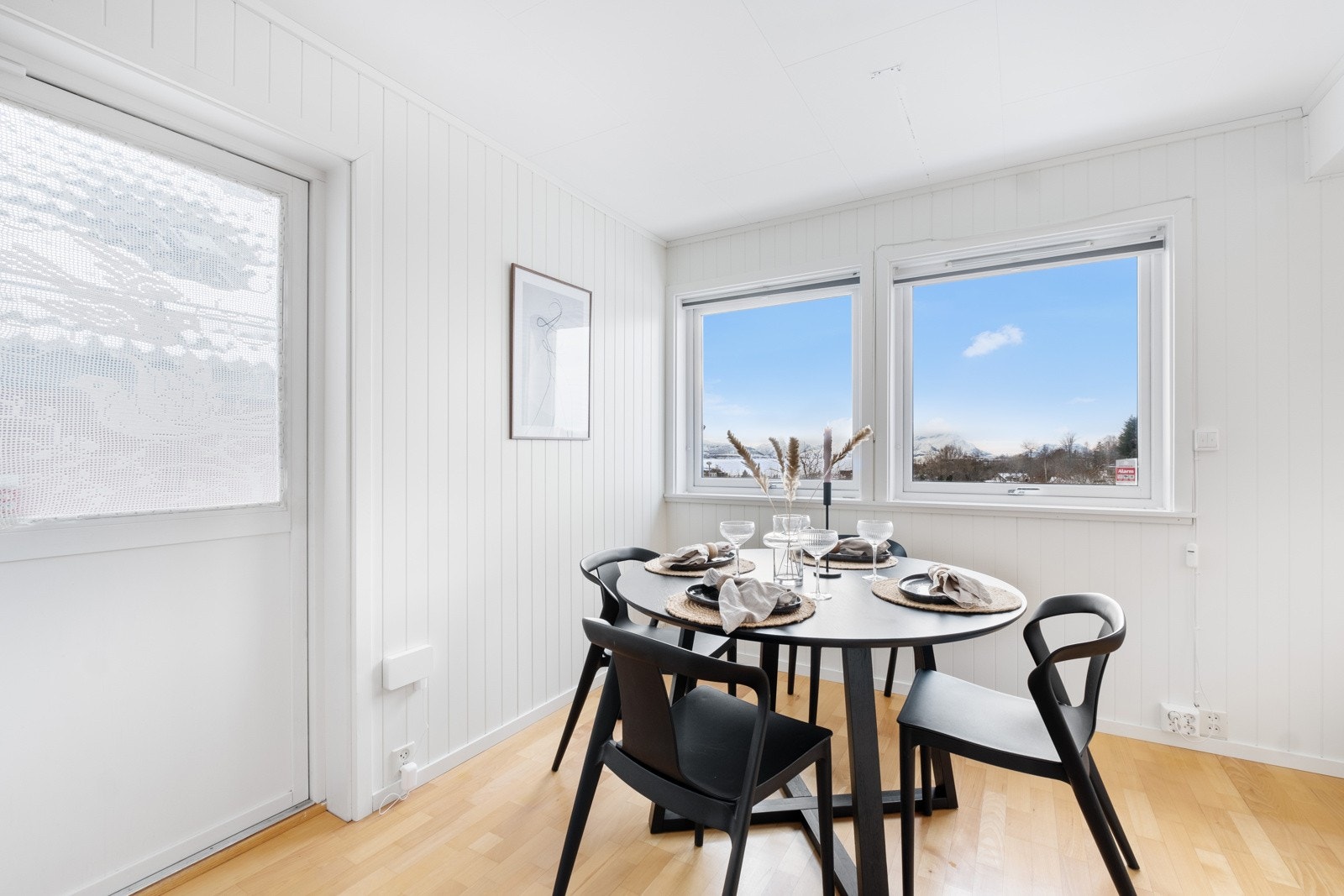 Her kan man enkelt nyte frokosten til boligens flotte utsikt Galleribilde