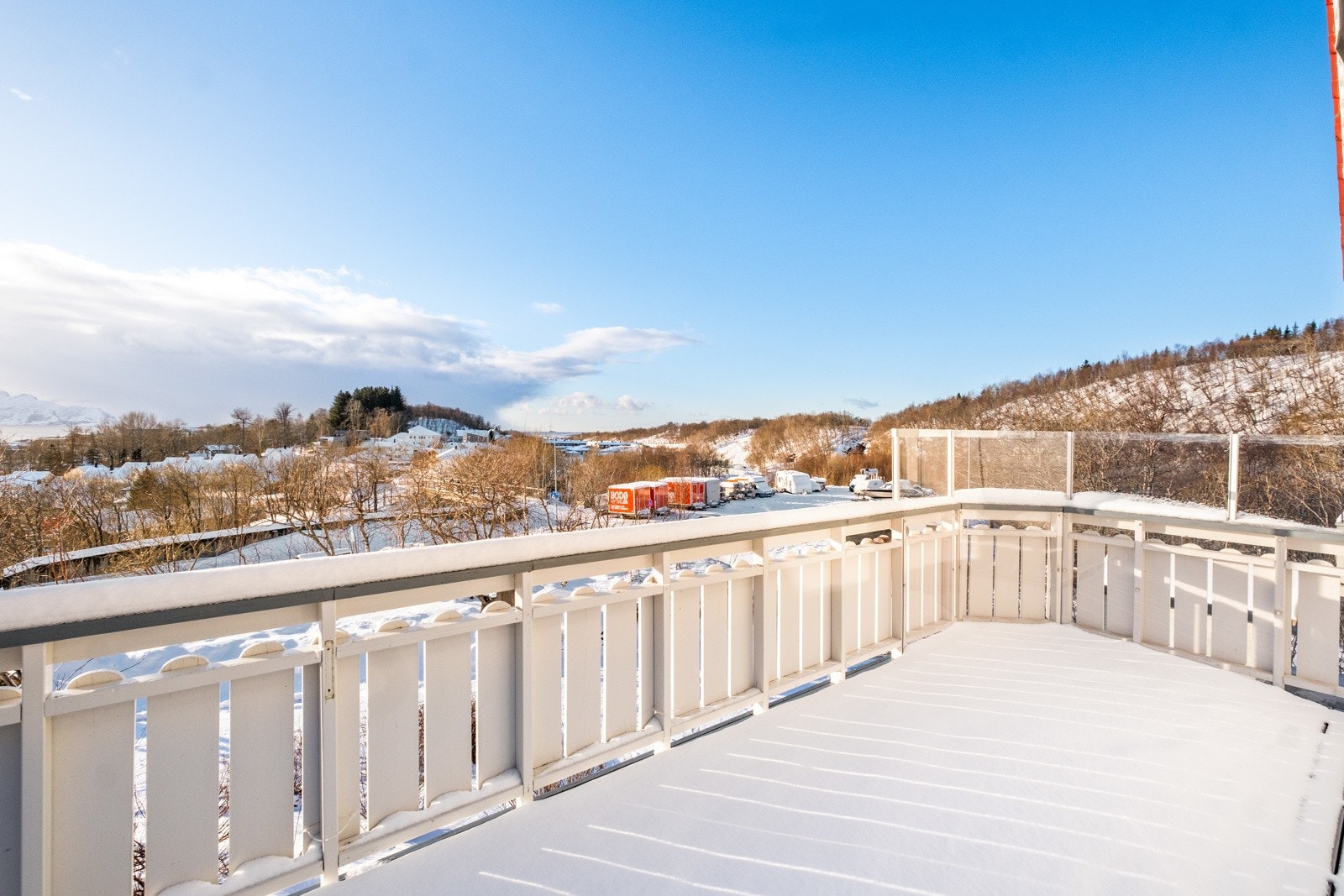Med sørvestvendt beliggenhet tilbyr verandaen solfylte dager fra morgen til kveld Galleribilde
