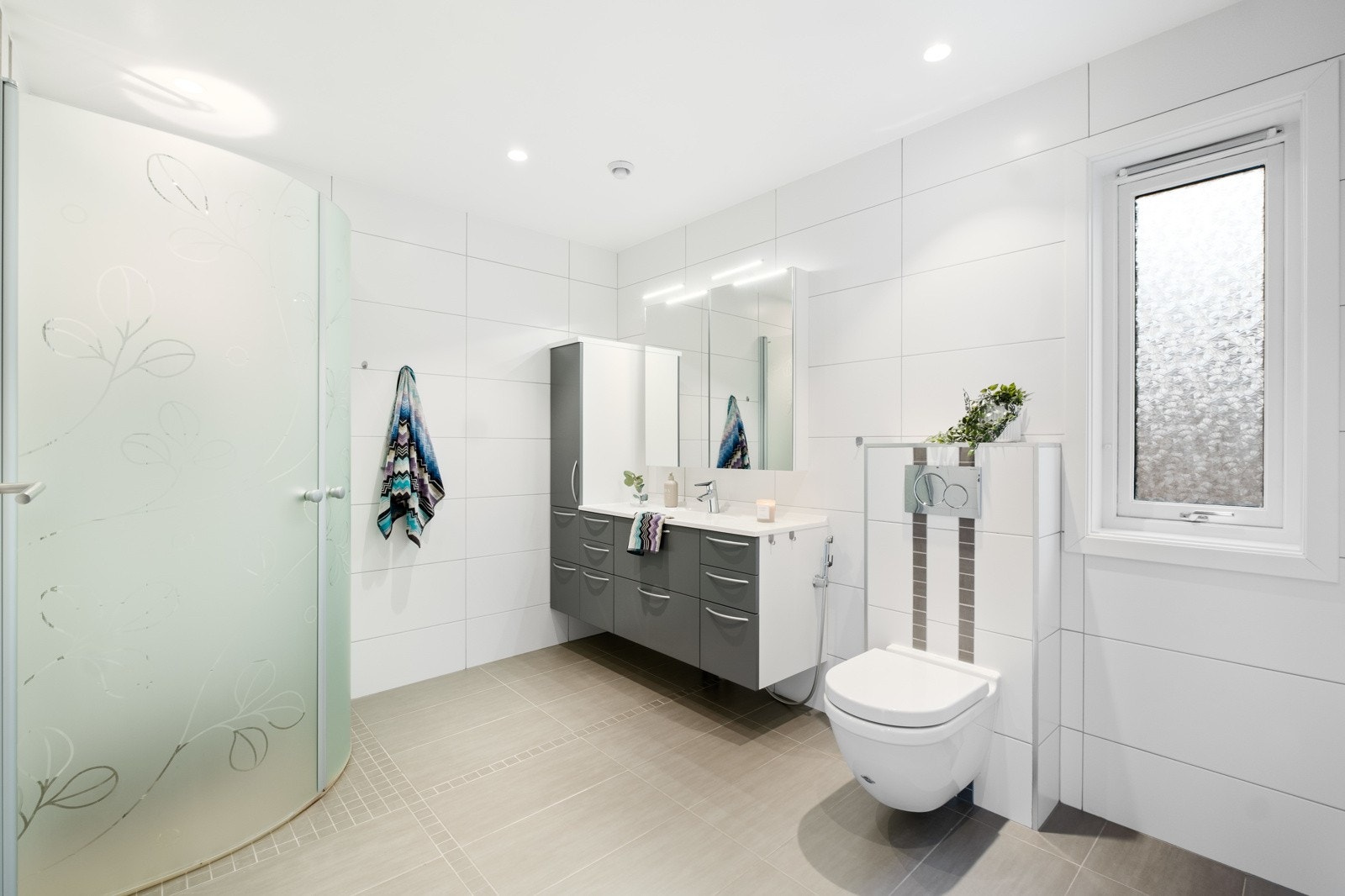 Pent oppusset bad fra 2015 med flislagte overflater og varmekabler for ekstra komfort Galleribilde