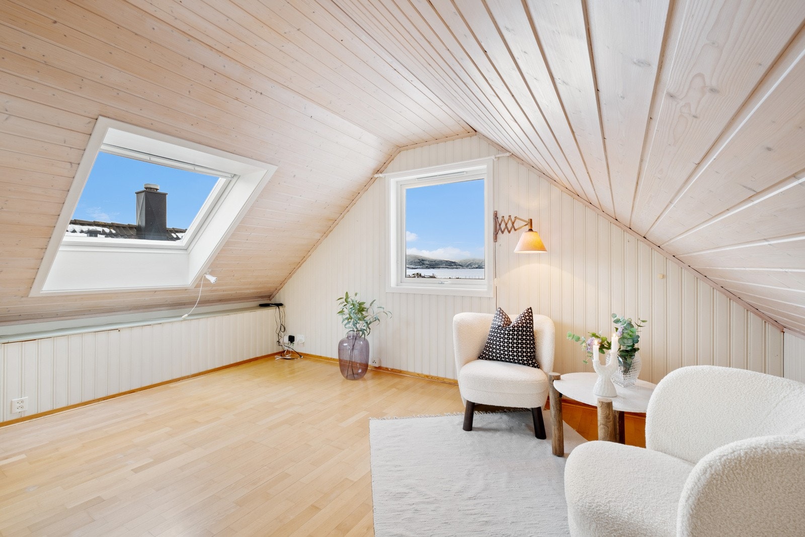 Praktisk loftstue som gir flere muligheter til å benytte rommet etter eget behov Galleribilde