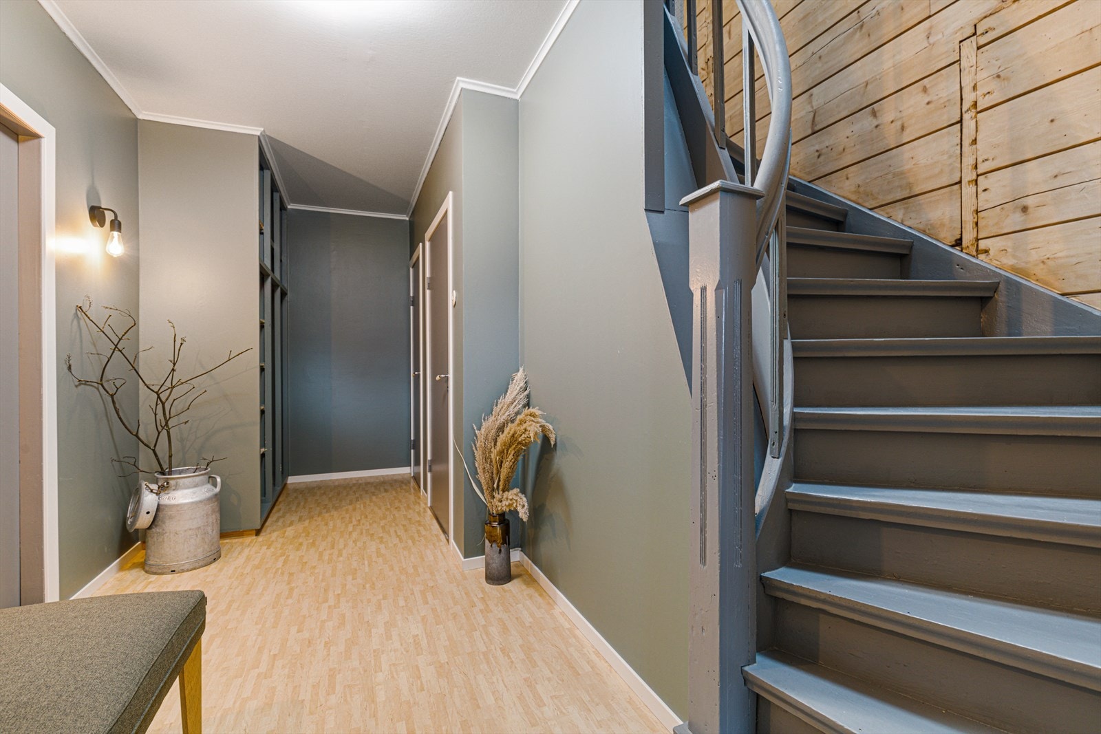 Pen gang med garderober for yttertøy Galleribilde