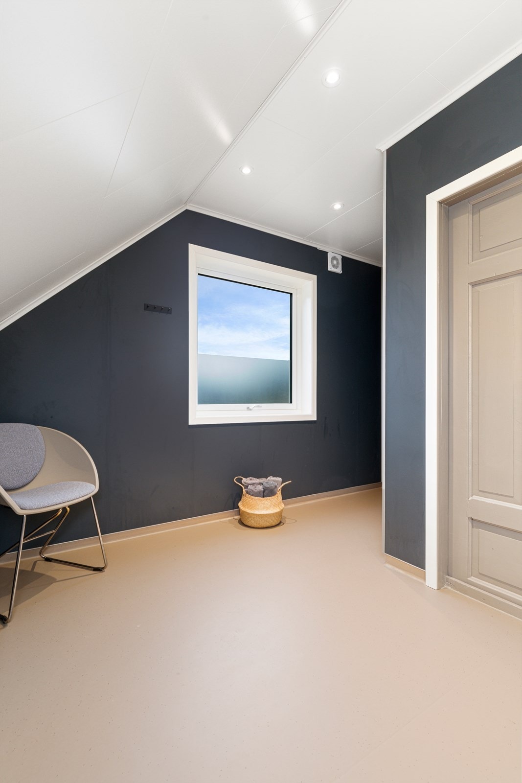 Romslig baderom med varmekabler i gulv Galleribilde