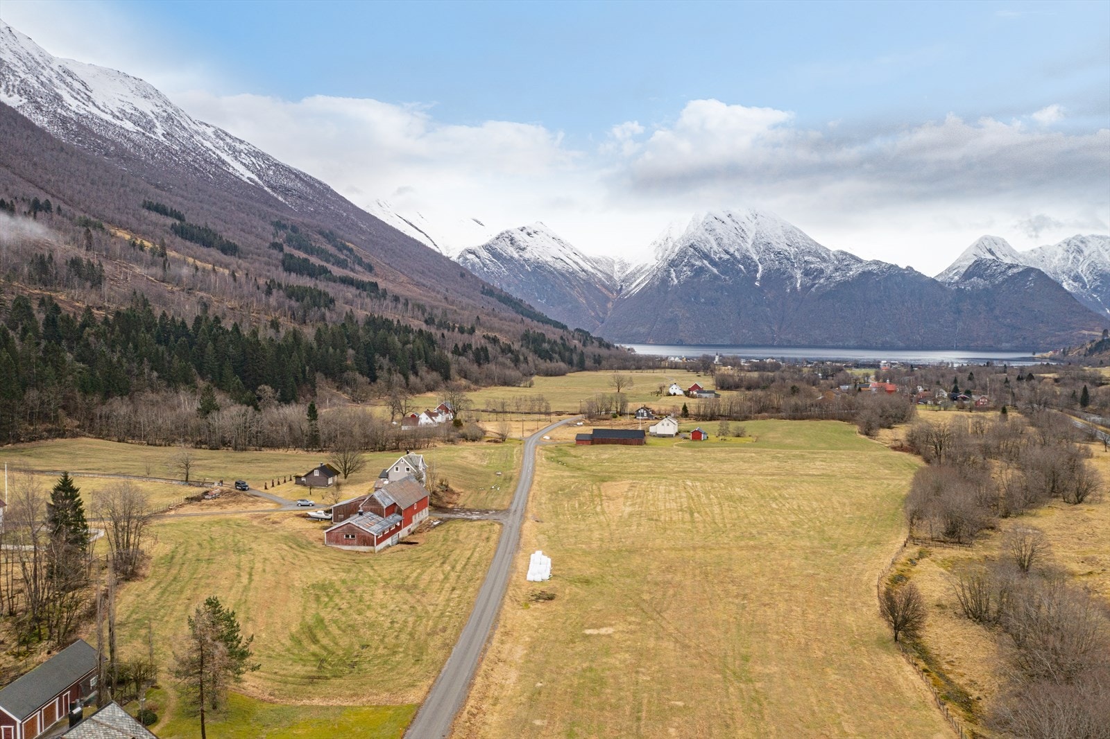 Naturskjønne omgivelser med kort avstand til Hjørundfjorden og flotte fjellsturer Galleribilde
