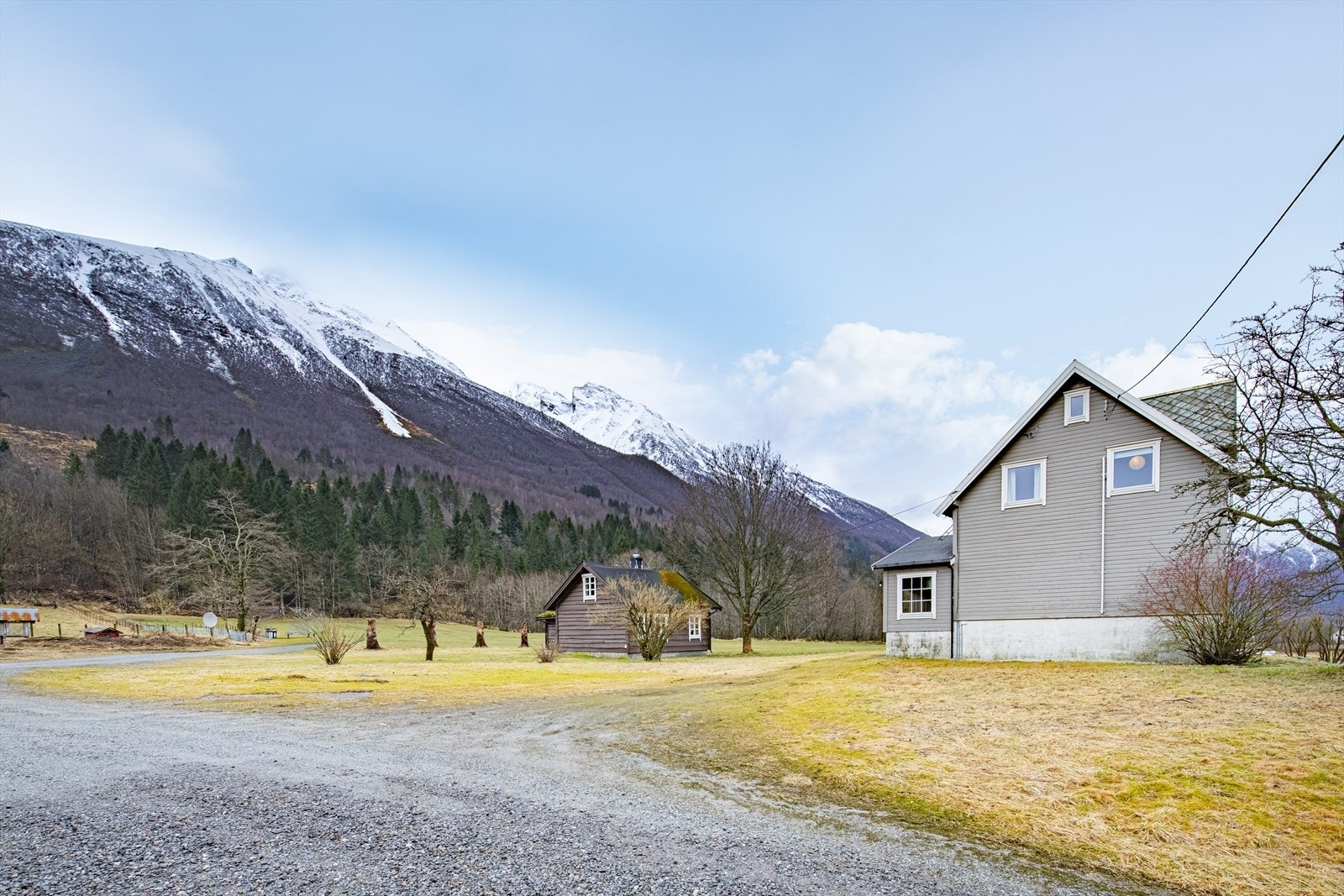 Et småbruk beliggende med kort avstand fra Sæbø Galleribilde