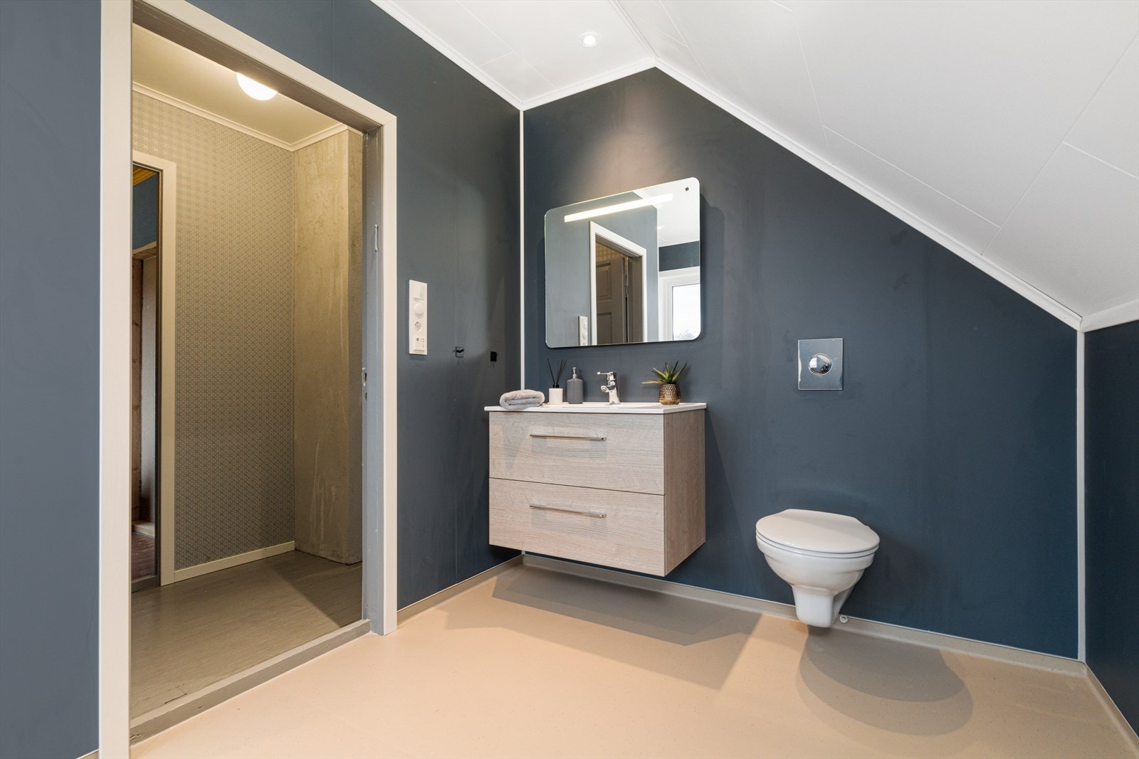 Baderom med en flott og moderne standard Galleribilde