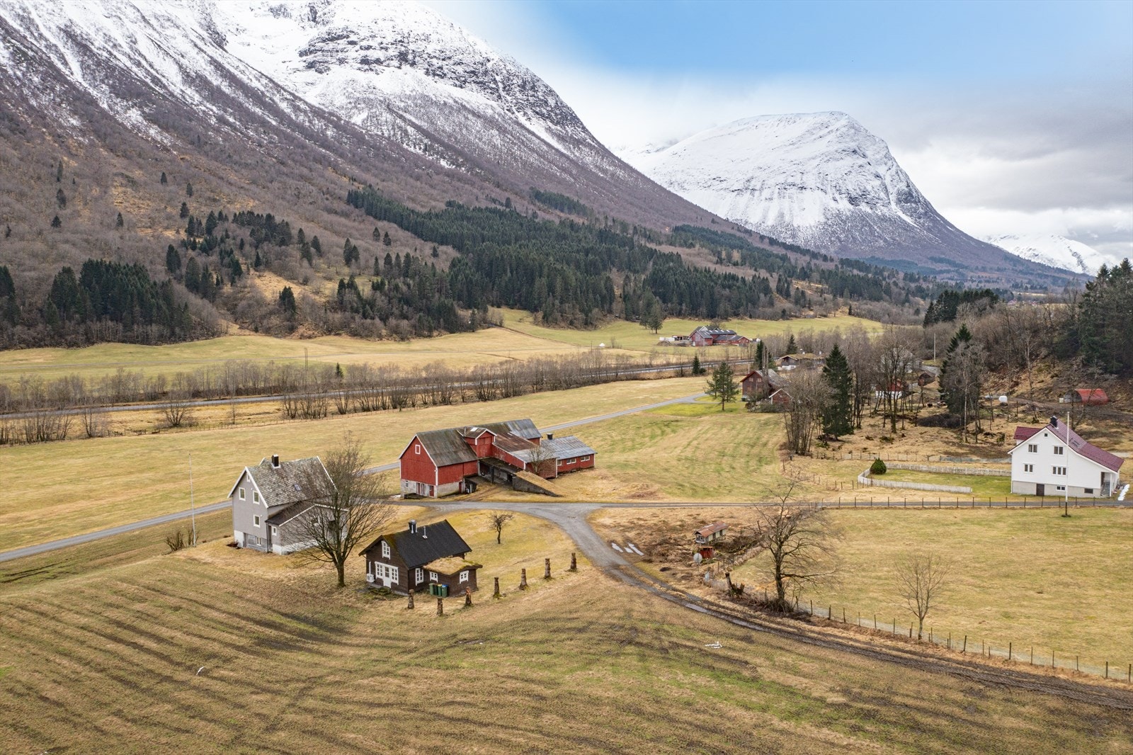 Til eiendommen følger også seterhytte og tomt til seterfjøs Galleribilde