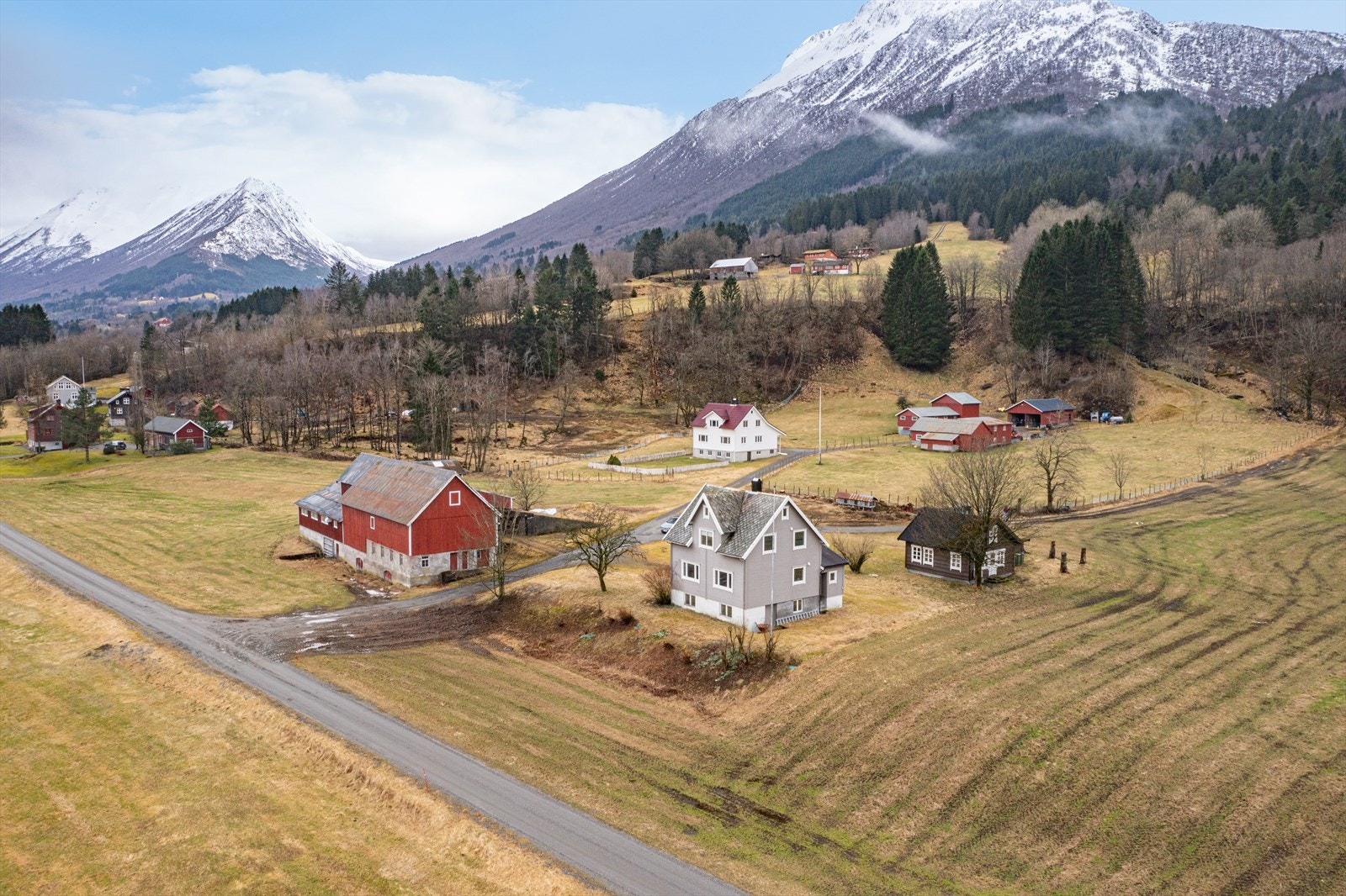 Tun med grusa tilkomstvei Galleribilde