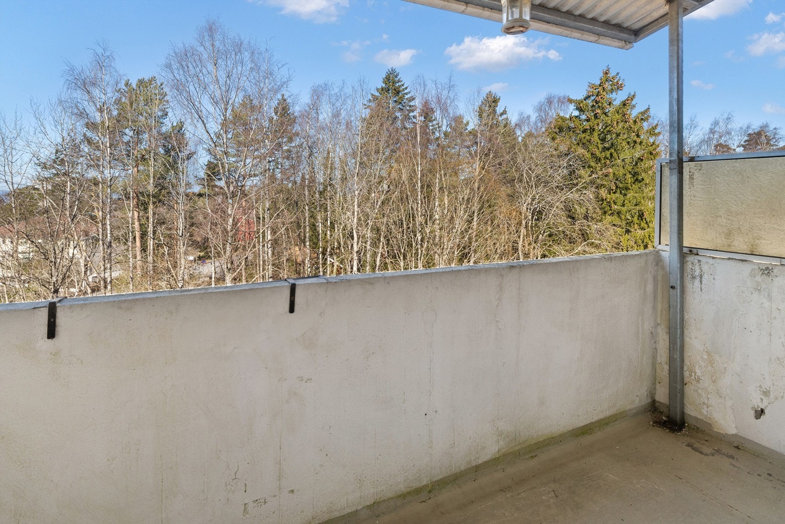 Fra stuen er det utgang til overbygget, skjermet og solrik balkong med hyggelig utsyn over skogholt. Balkongen fungerer som en flott utvidelse av stuen spesielt på sommerstid. Galleribilde