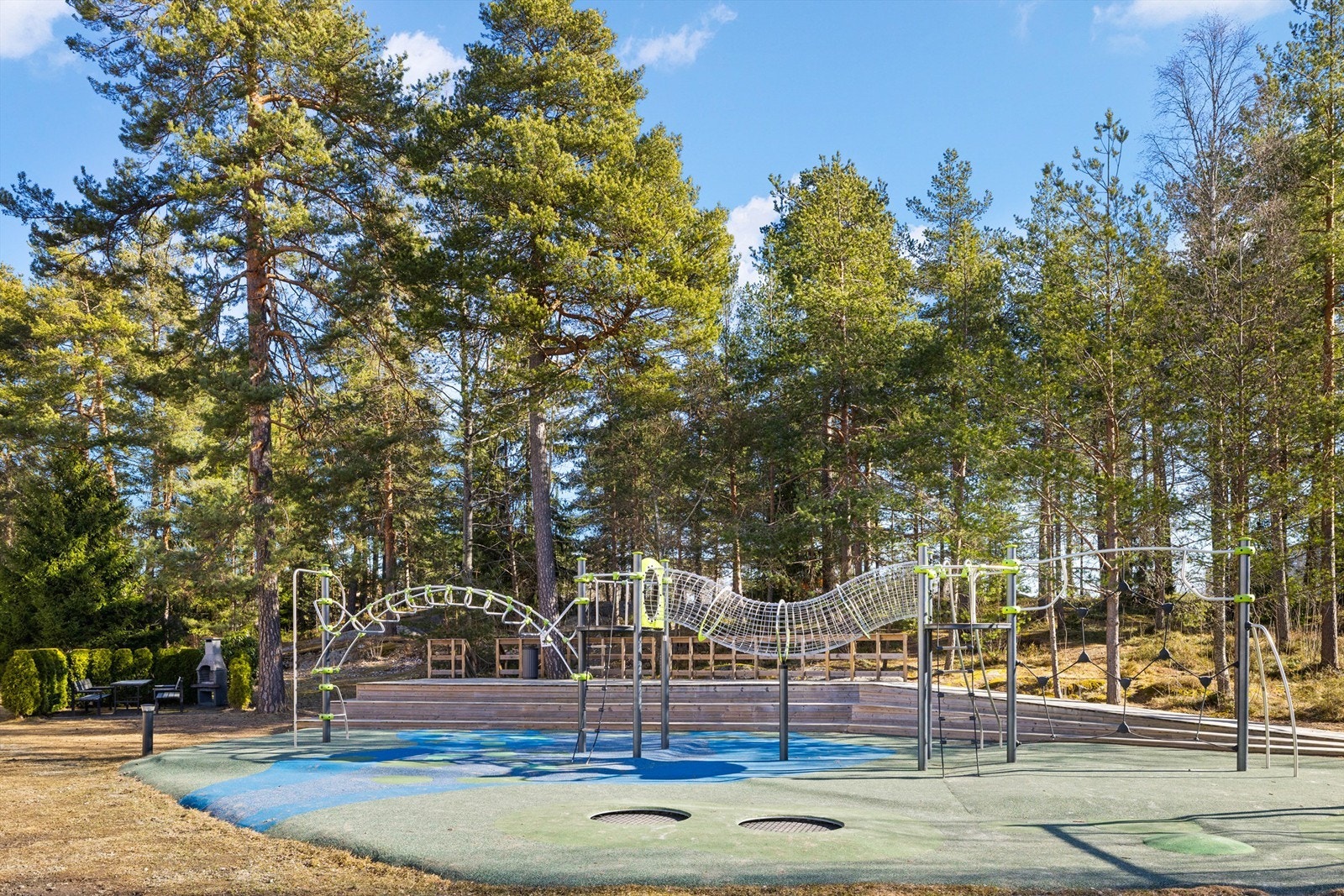 Fellesområder er opparbeidet med plenarealer, trær, prydbusker, diverse beplantning, sittegrupper, lekeapparater, sykkelparkering, biloppstillingsplasser og asfalterte internveier. Galleribilde