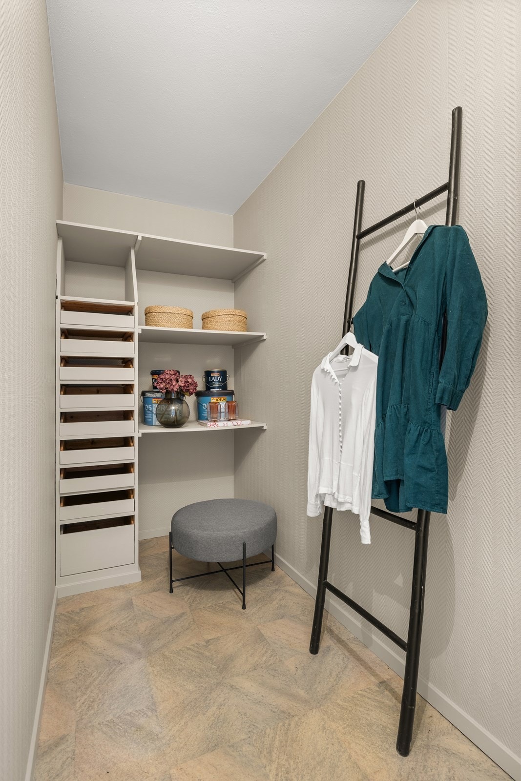 Stor bod/walk-in garderobe med inngang fra entré. Galleribilde