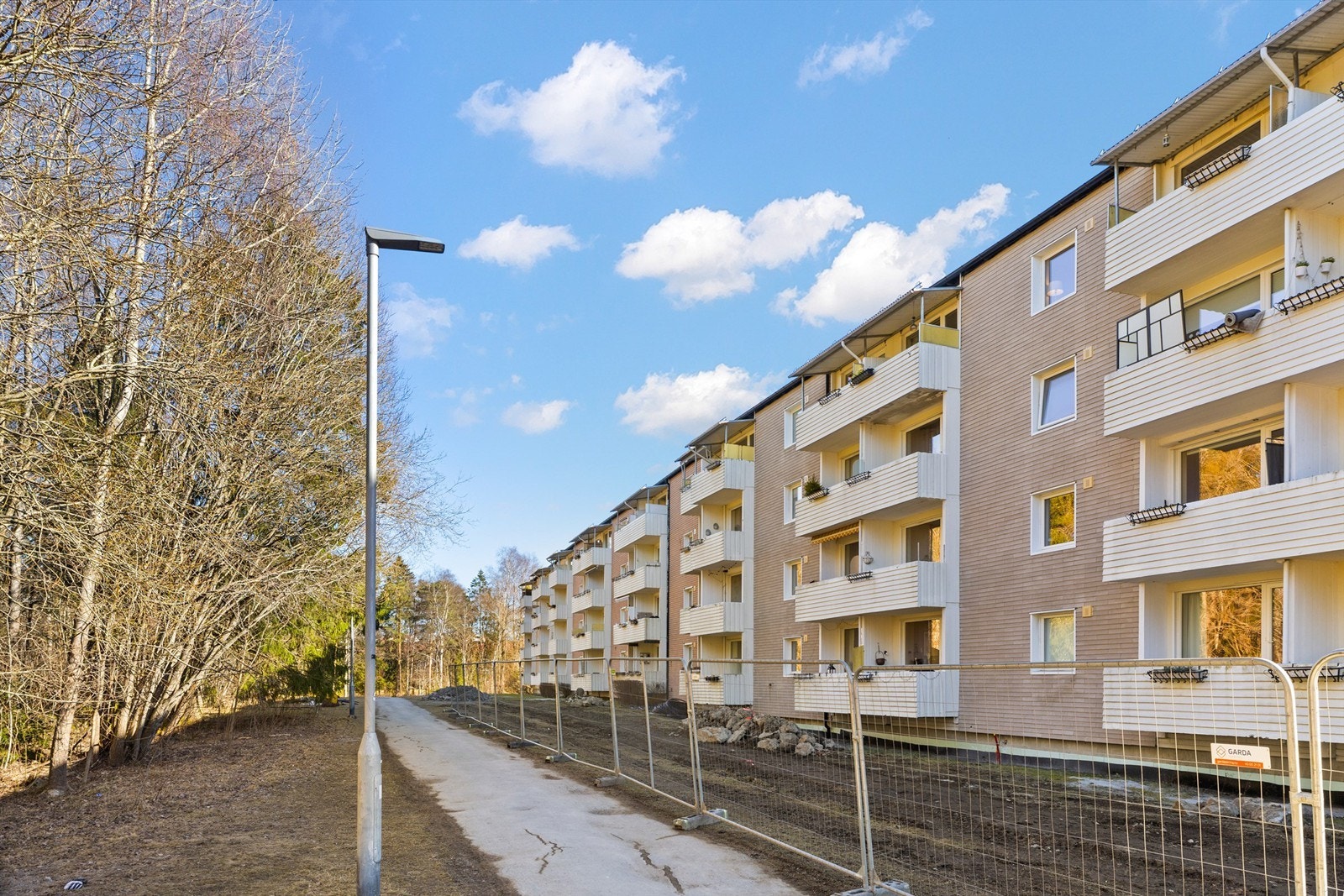 Leiligheten har en attraktiv beliggenhet, omgitt av store felles grøntarealer. Fra boligen er det få minutters gange til skoler, barnehager, Lambertseter senter, offentlig transport, flere matbutikker, marka, Østensjøvannet og et bredt fritidstilbud. Galleribilde