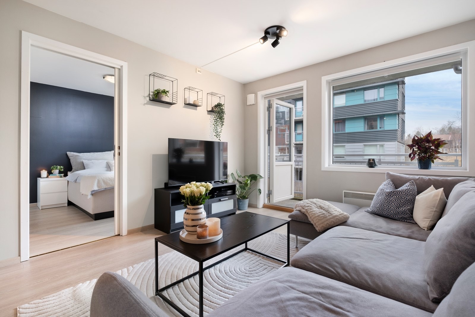 Her får du rikelig med lysinnslipp fra generøse vindusflater Galleribilde