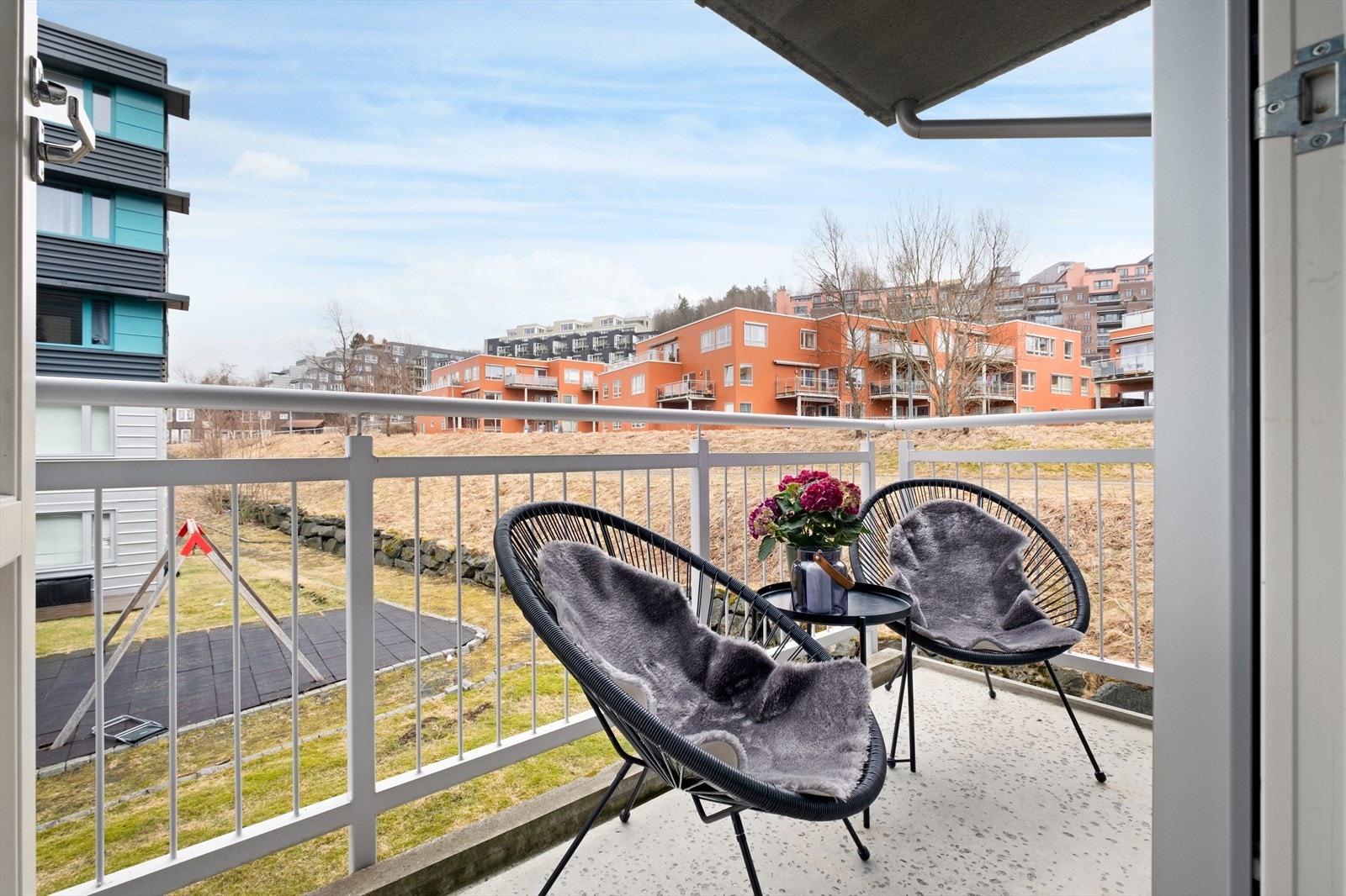 Balkongen er på 4,8m² og ligger vendt mot borettslagets grønne fellesområder Galleribilde