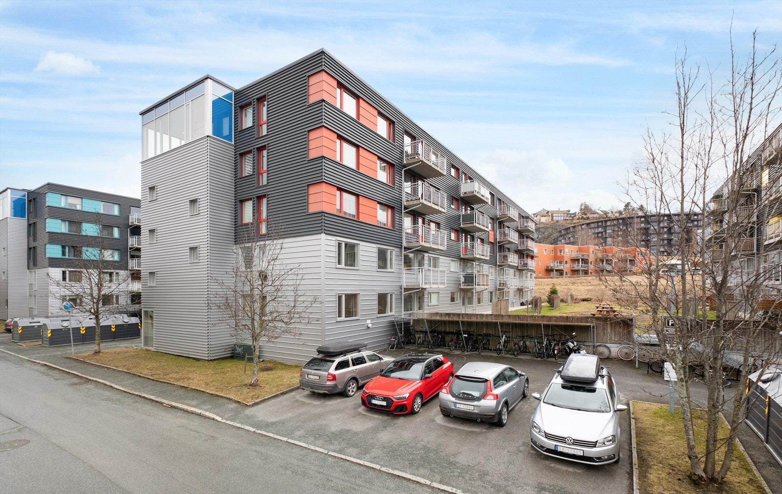 Parkeringsplass søkes til styret etter ansiennitet, hvor det her også er mulighet for ladepunkt til elbil ved behov. Borettslaget har gjesteparkering på felles oppstillingsplass på borettslagets tomt Galleribilde