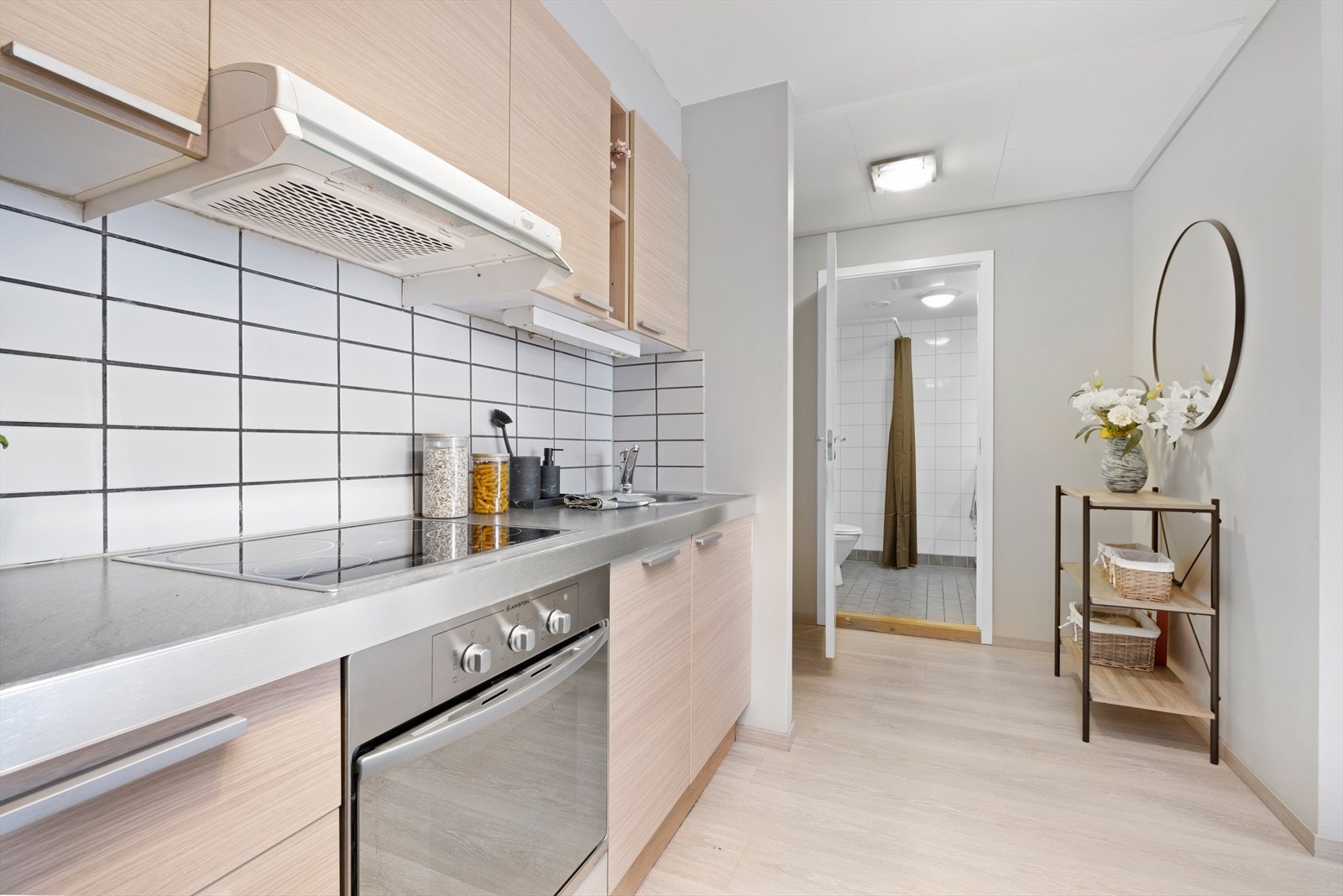 Kjøkkenet ligger i tilknytning til en romslig entre på 3,2m² med god plass for ønsket oppbevaring av sko og yttertøy Galleribilde