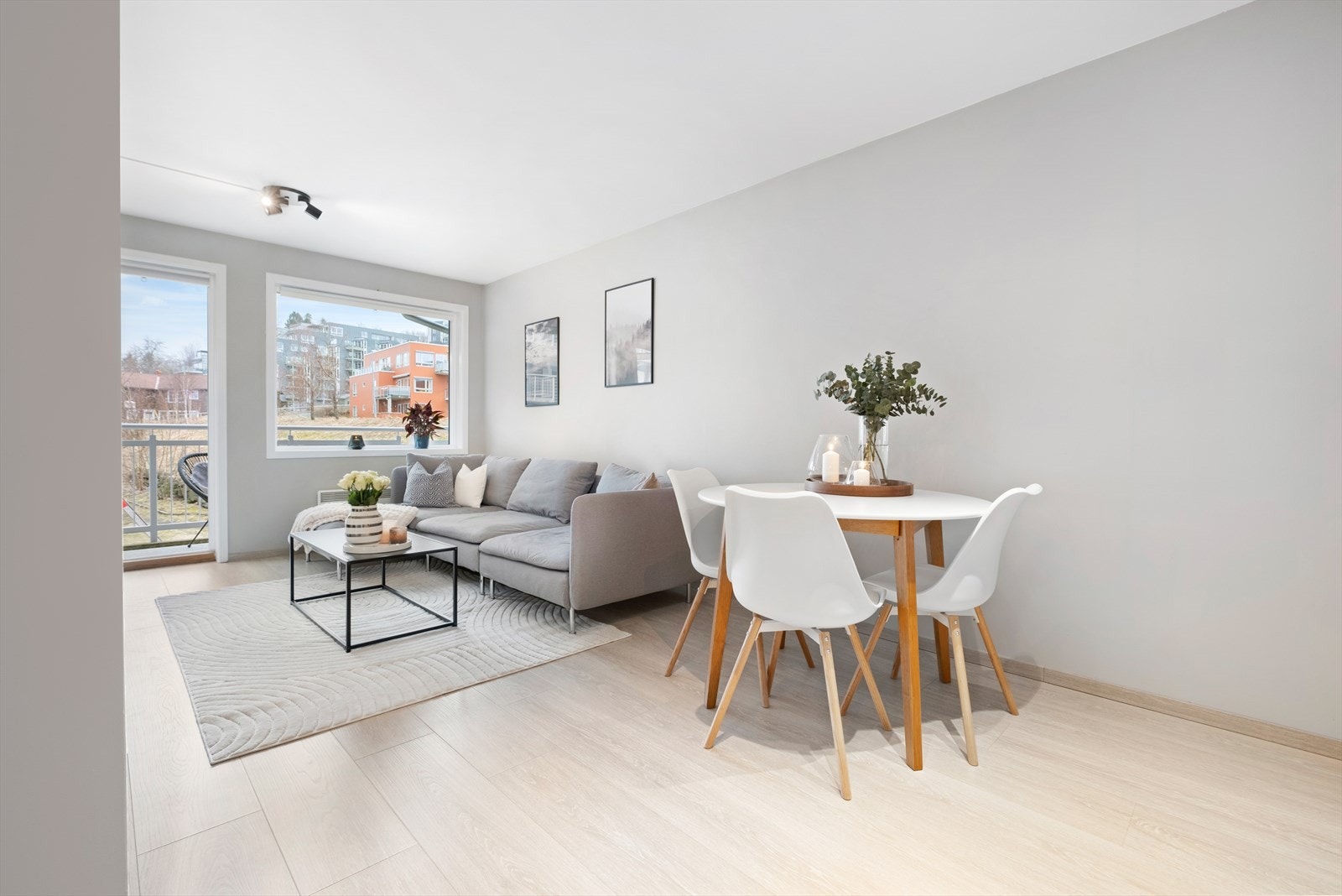 Leiligheten er i nyere tid oppgradert med pent og moderne 1-stavs parkettgulv og malte overflater Galleribilde