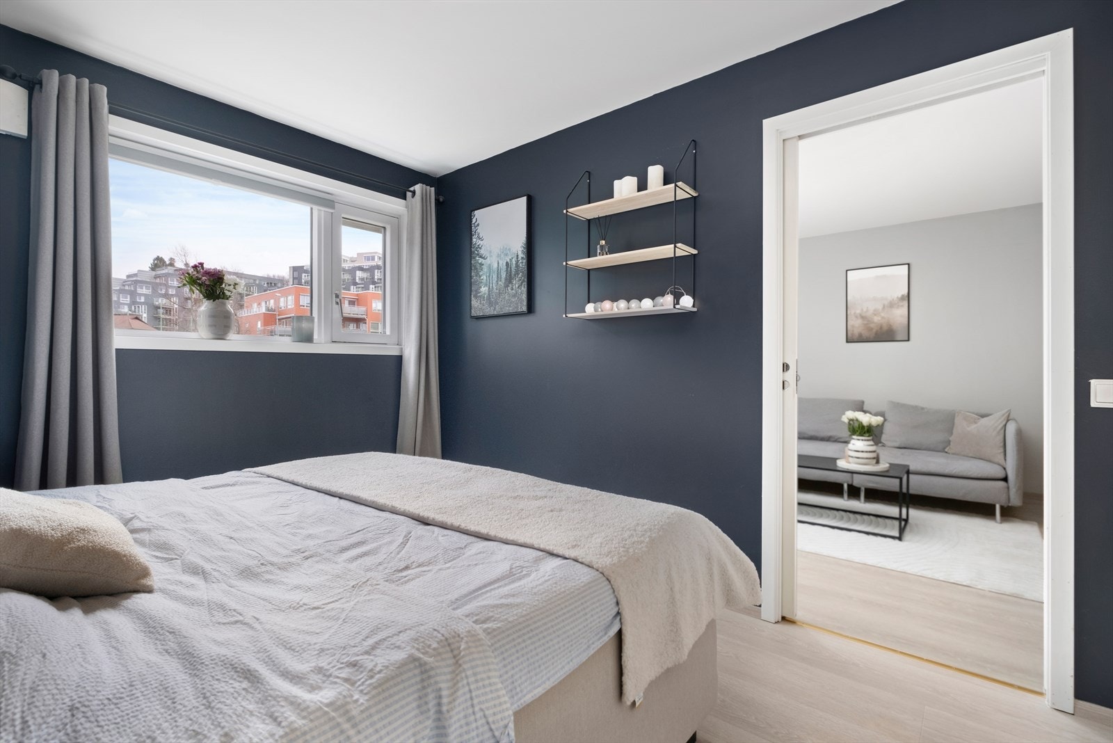 Soverommet har en praktisk innebygd skyvedørsgarderobe som byr på rikelig med oppbevaringsplass og medfølger leiligheten Galleribilde