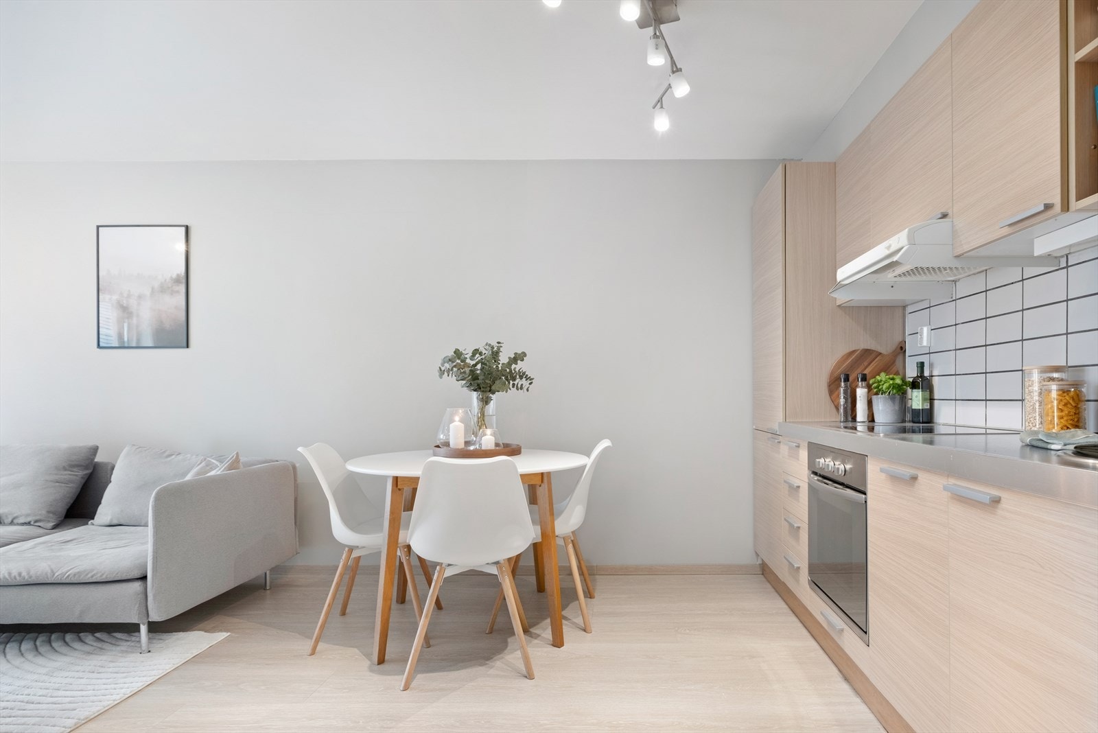 Den romslige og åpne løsningen gir rom for gode møbleringsmuligheter for sofa og spisegruppe Galleribilde