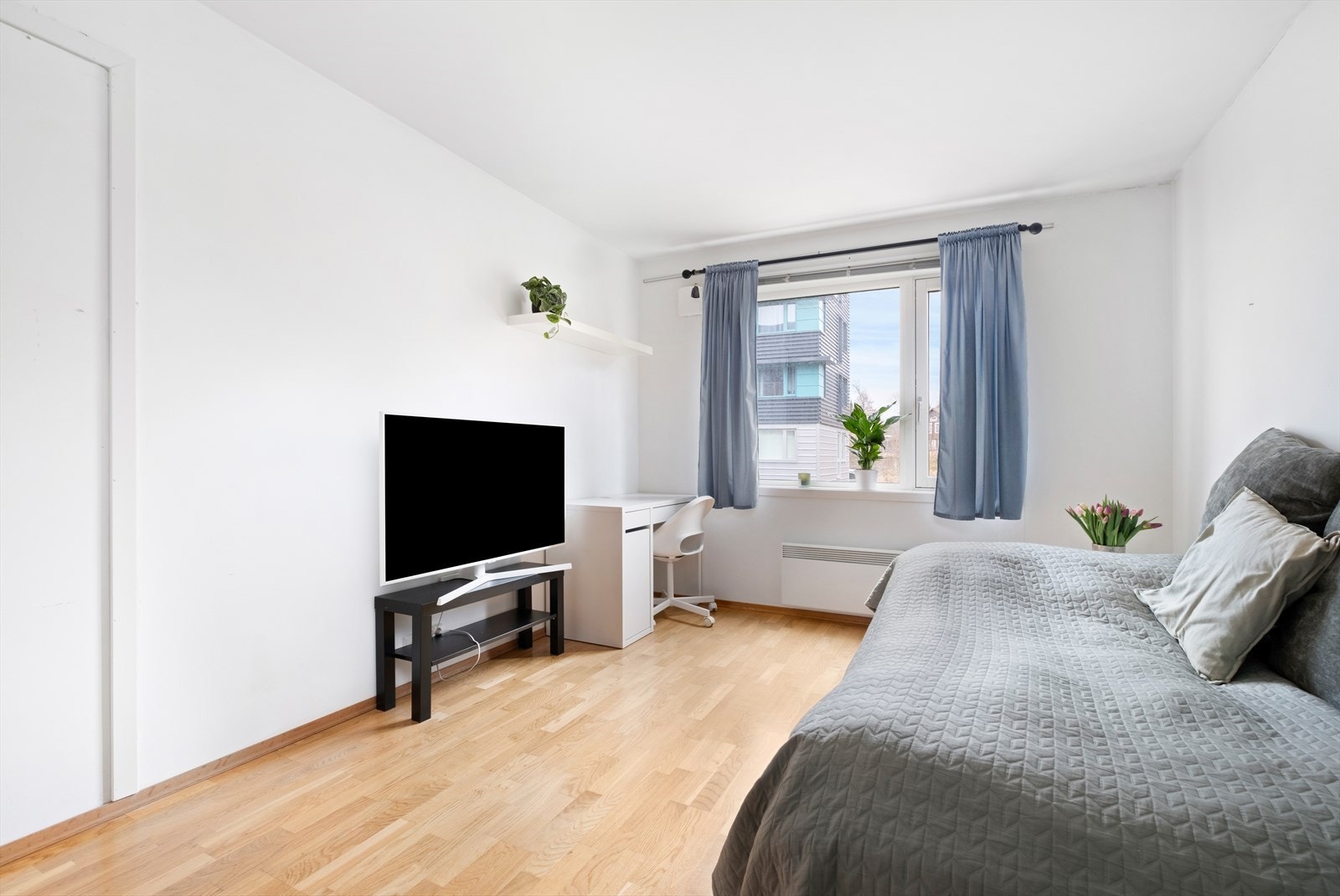 Utleiedelen består av en åpen stue- og kjøkkenløsning, et bad og en entre på 2,6m² med plass for oppbevaring i praktiske garderobeløsninger Galleribilde