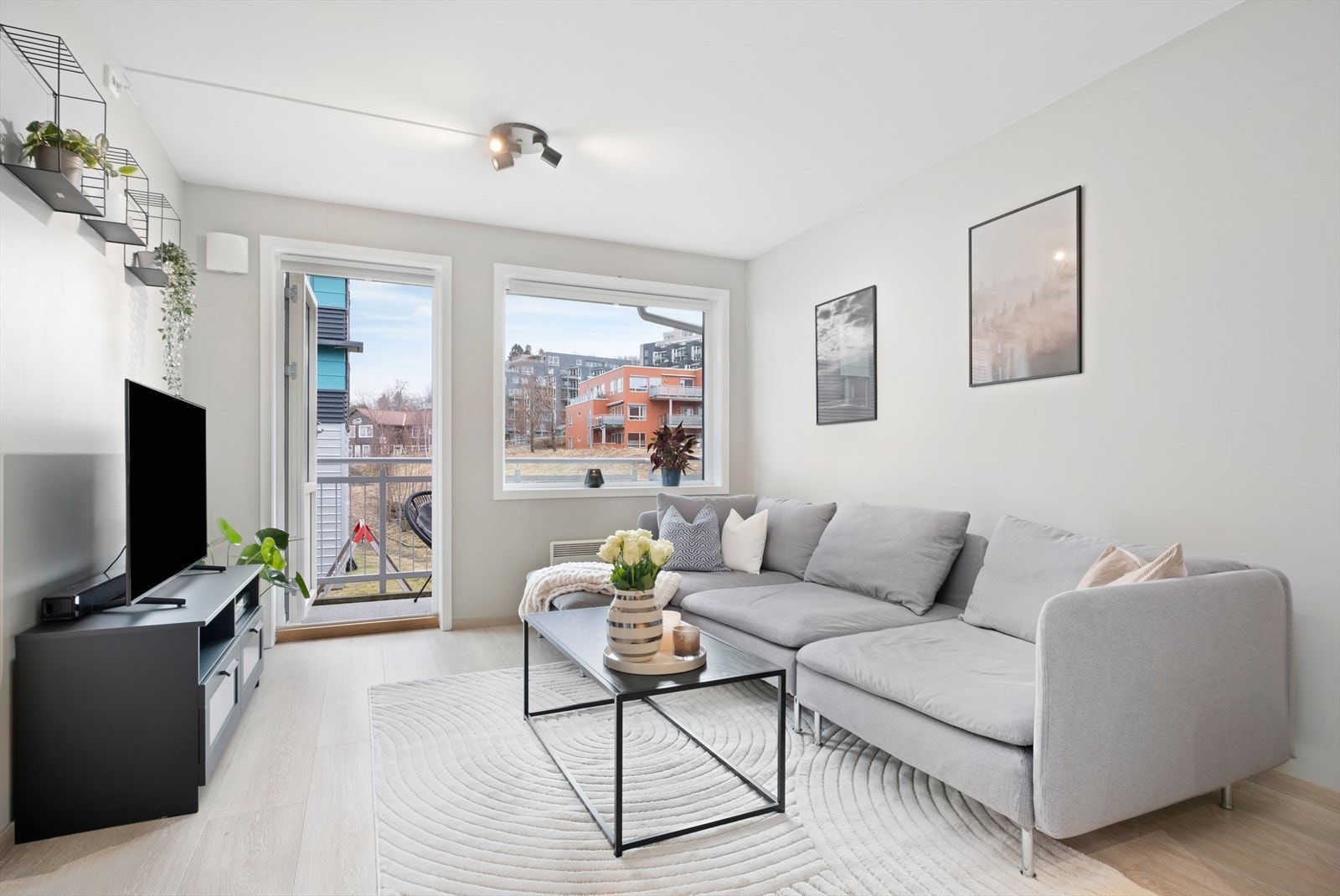 Hovedleiligheten er på totalt 40m² og byr på egen balkong med utgang fra stuen Galleribilde