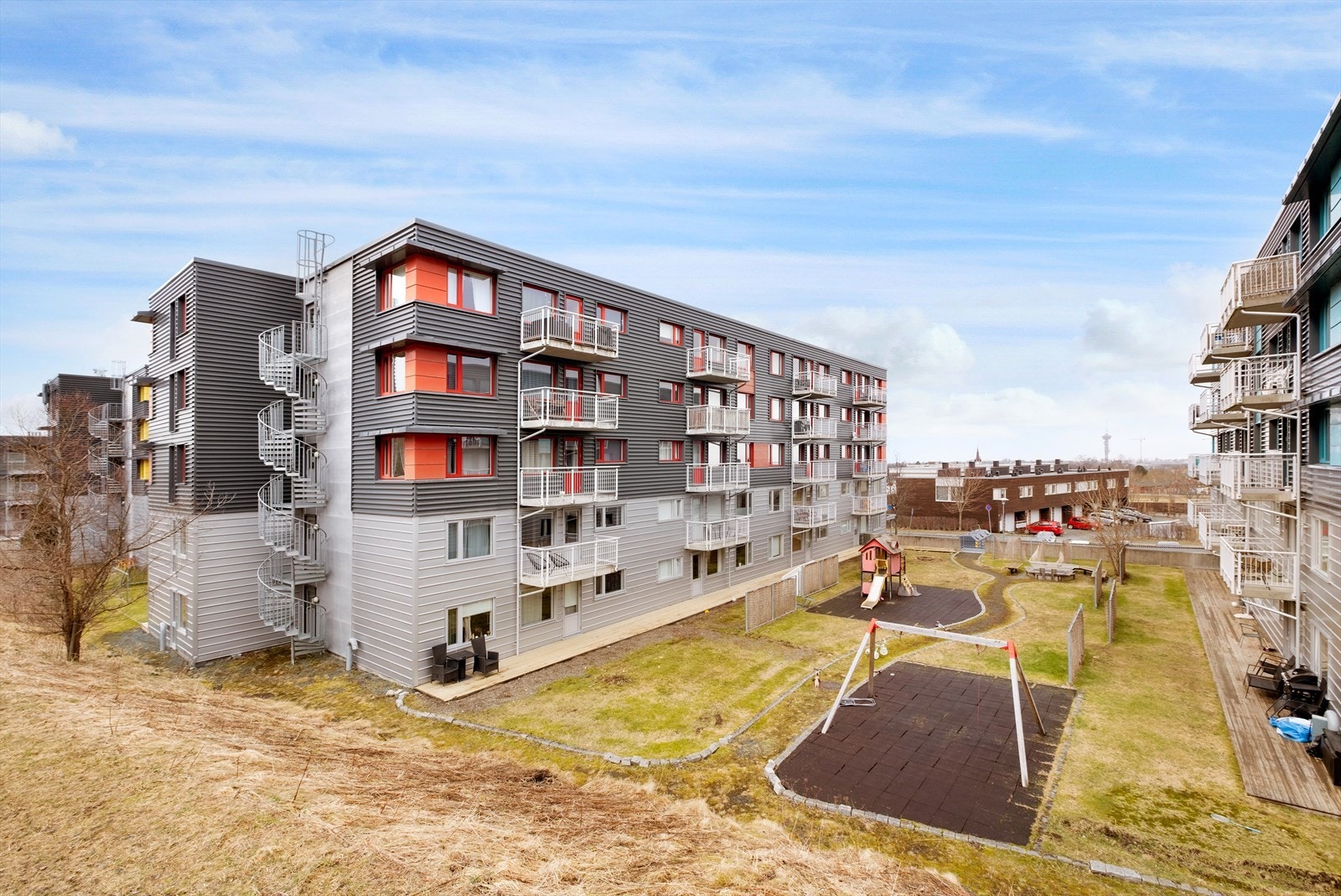 Leiligheten ligger i et pent opparbeidet borettslag med byggeår fra 2003. Her får du frisk natur og fine fellesområder rett utenfor leiligheten, som kan benyttes av både store og små Galleribilde