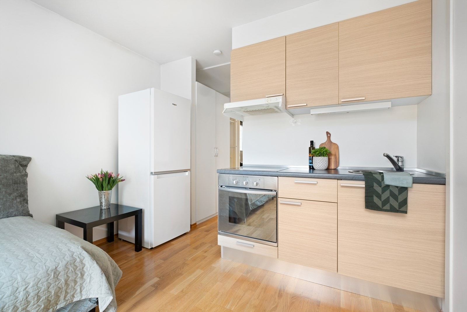 Kjøkkenet fremstår i pen stand og er vurdert til TG1 av takstmann. Kjøkkenet har integrerte hvitevarer som platetopp, stekeovn og ventilator og medfølger leiligheten Galleribilde