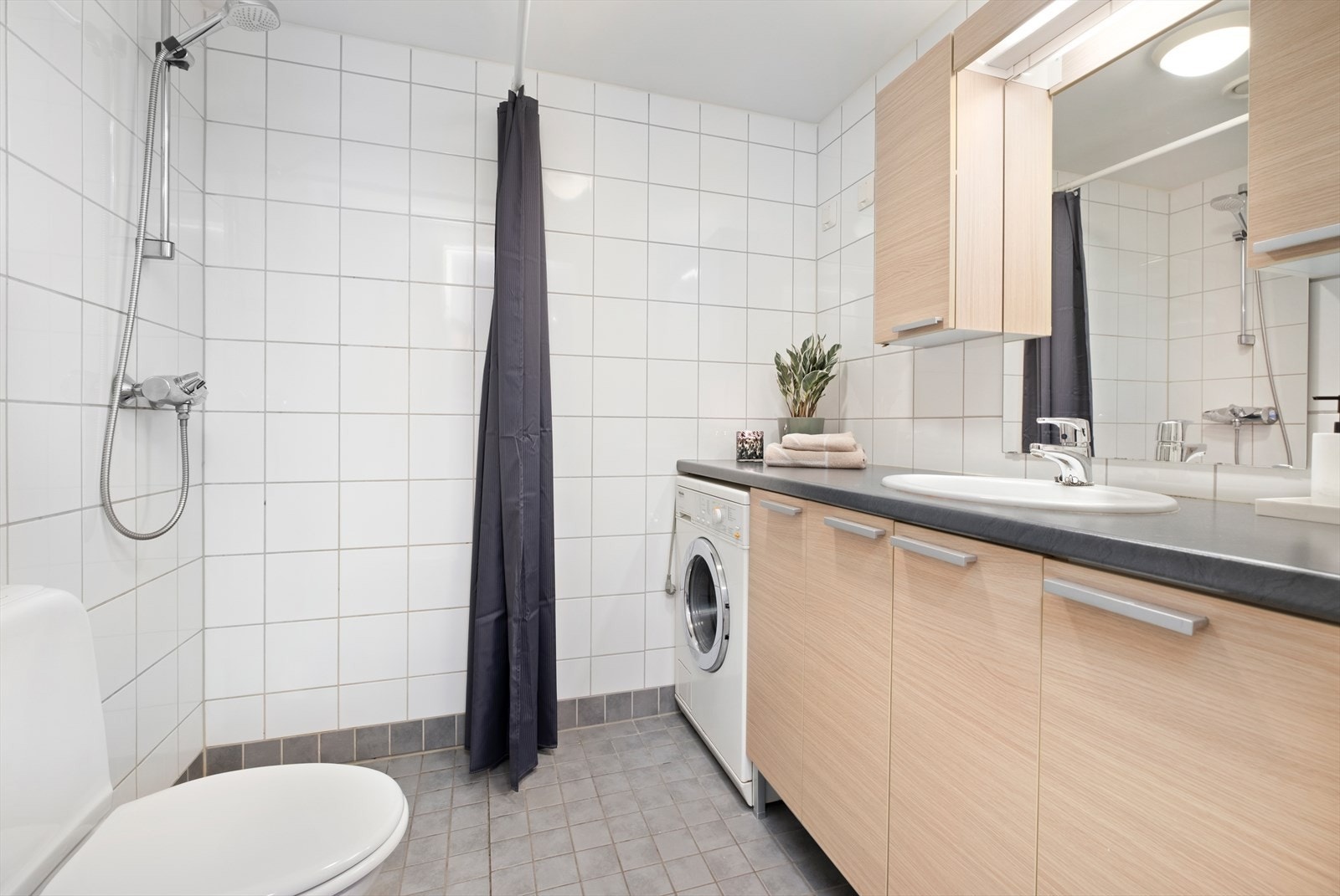 Her får du et pent og flislagt bad på 3,9m² Galleribilde