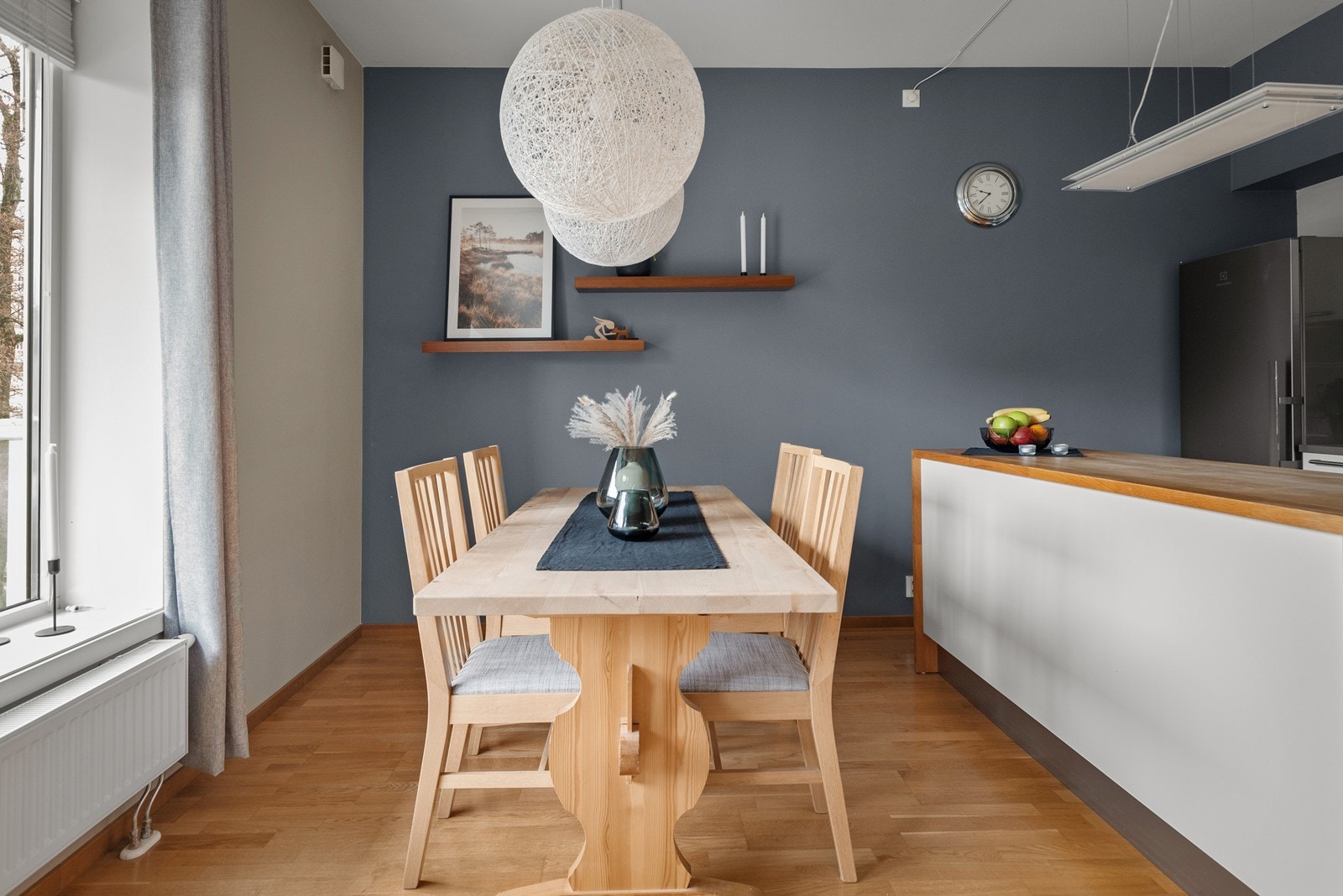 Romslig kjøkken og spisestue med utgang til balkong Galleribilde