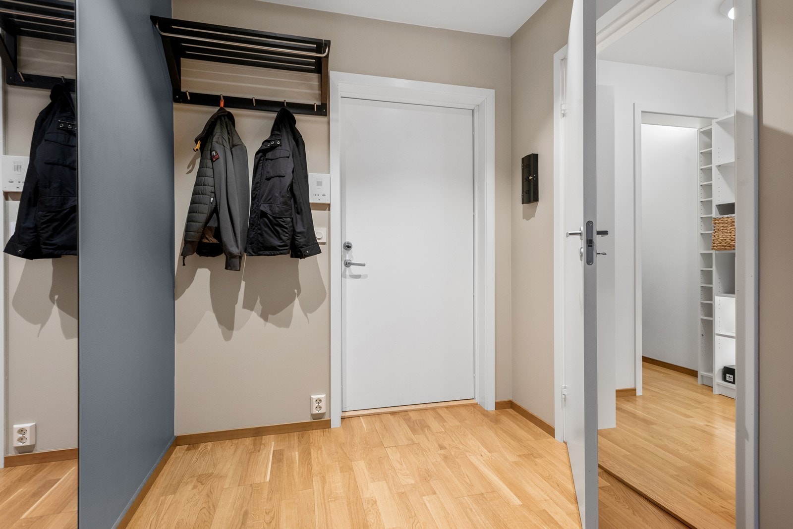 Romslig entré med adkomst til garderobe/innvendig bod Galleribilde