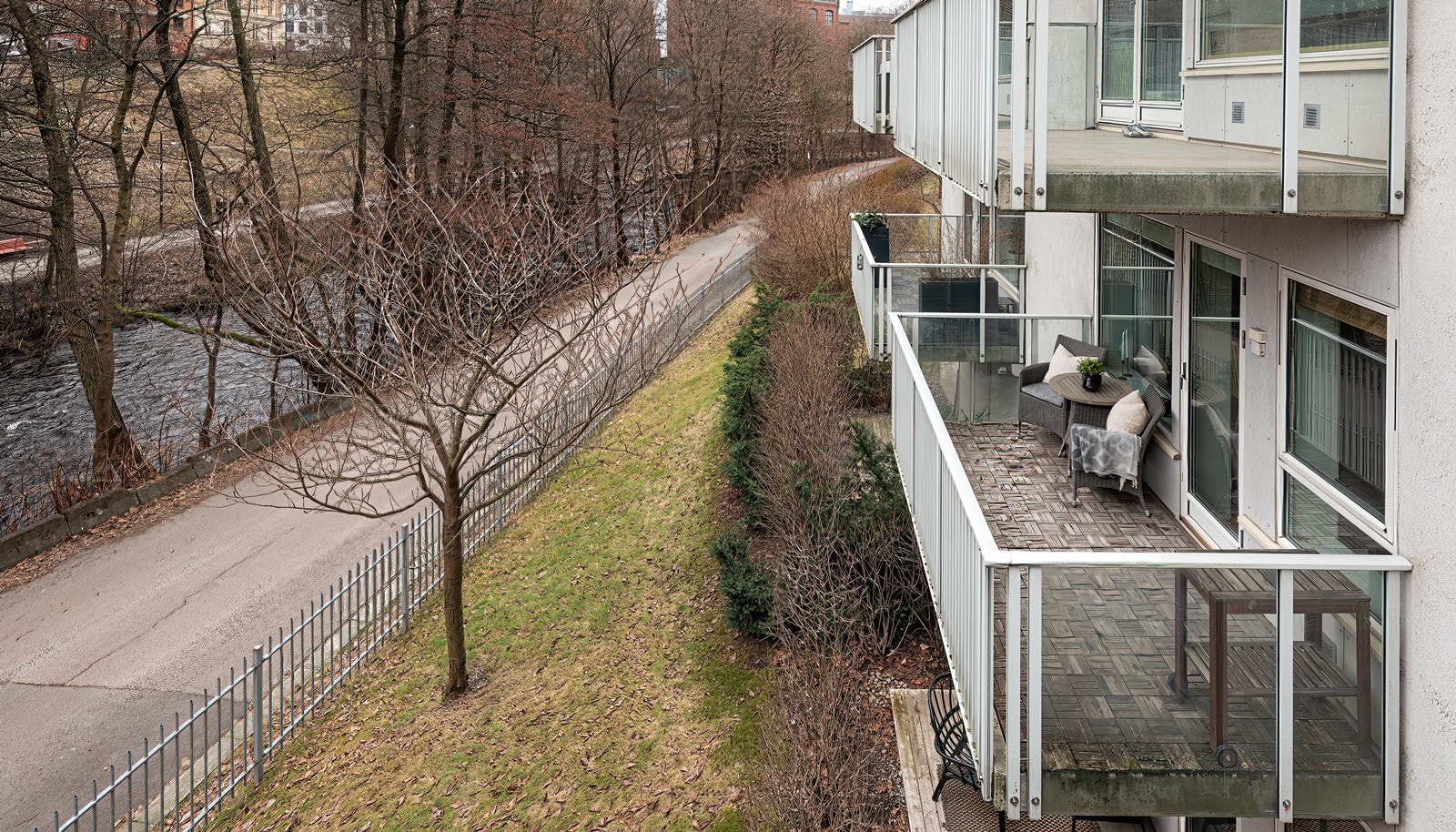 Leiligheten ligger i byggets 2. etasje med heis Galleribilde