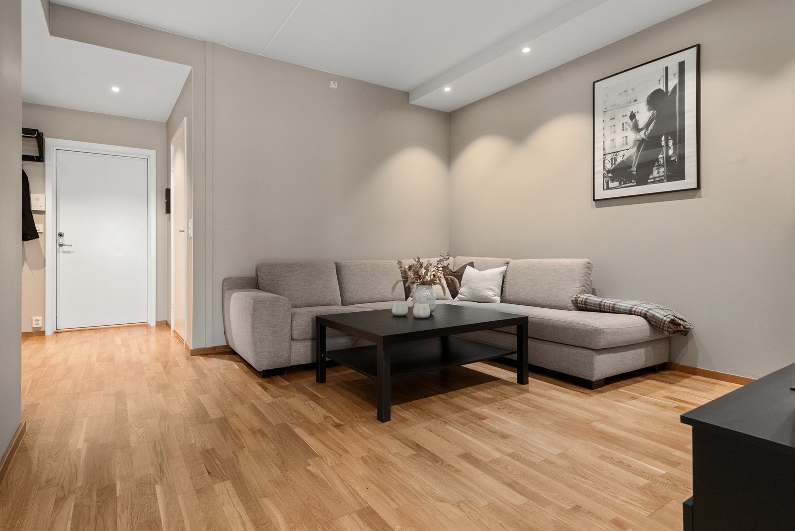 Stue - tilbaketrukket fra kjøkken og balkong med god plass til stor sofagruppe Galleribilde