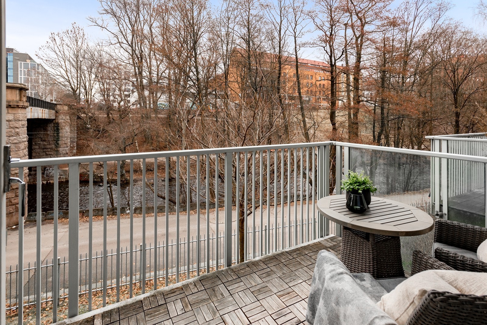 Stor balkong med idyllisk utsikt mot Akerselva Galleribilde
