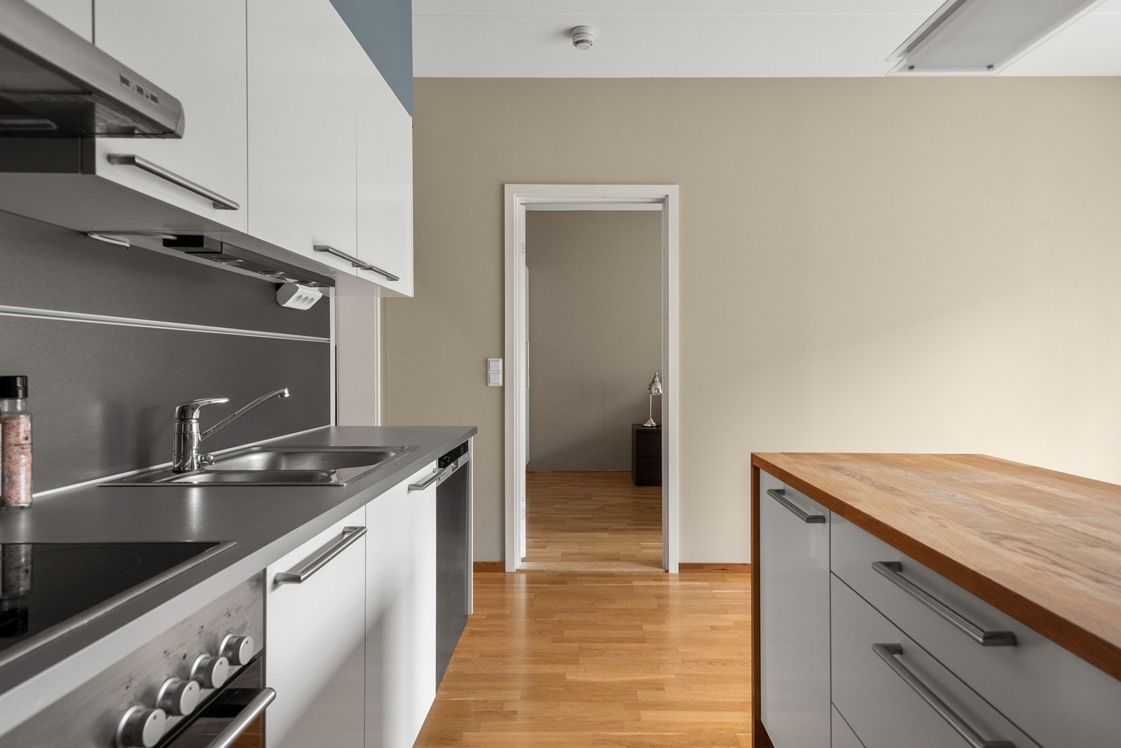 Kjøkken og inngang til soverom Galleribilde