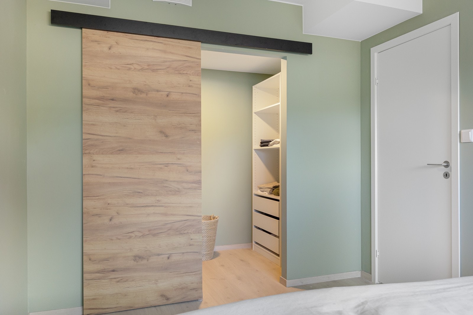Her er det laget til et eget "walk in" closet som gir rikelig med plass for oppbevaring av garderobe. Galleribilde